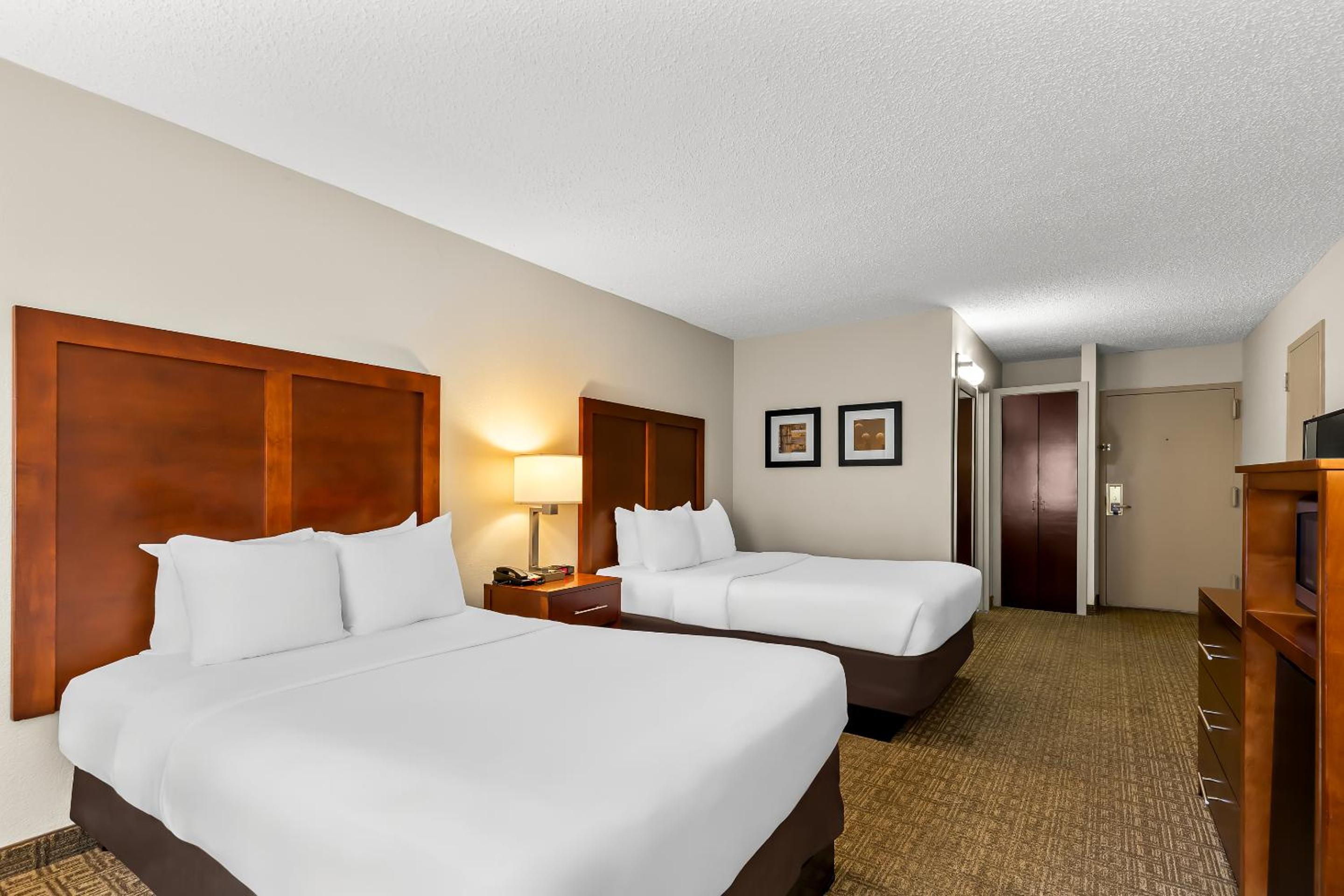 Upgraded Business Room with Two Queen Beds - Non-Smoking photo 3