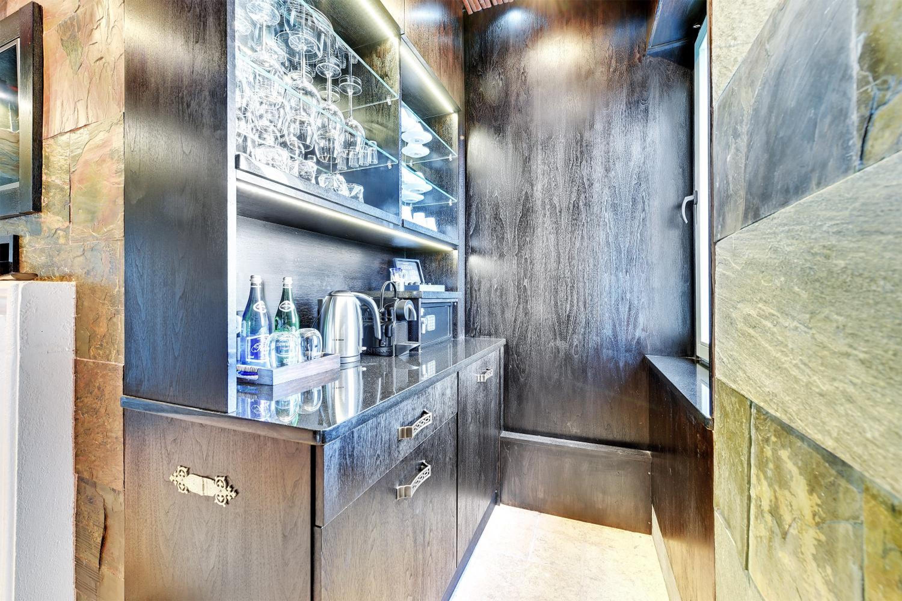 Four-Bedroom Apartment with One Bathroom - Photo 12