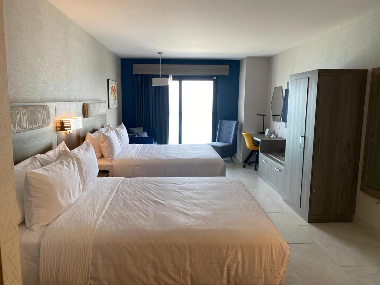 Queen Suite with Two Queen Beds and Lagoon View - Photo 2
