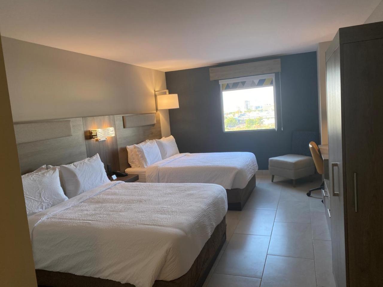 Standard Queen Room with Two Queen Beds and Lagoon View - Photo 1