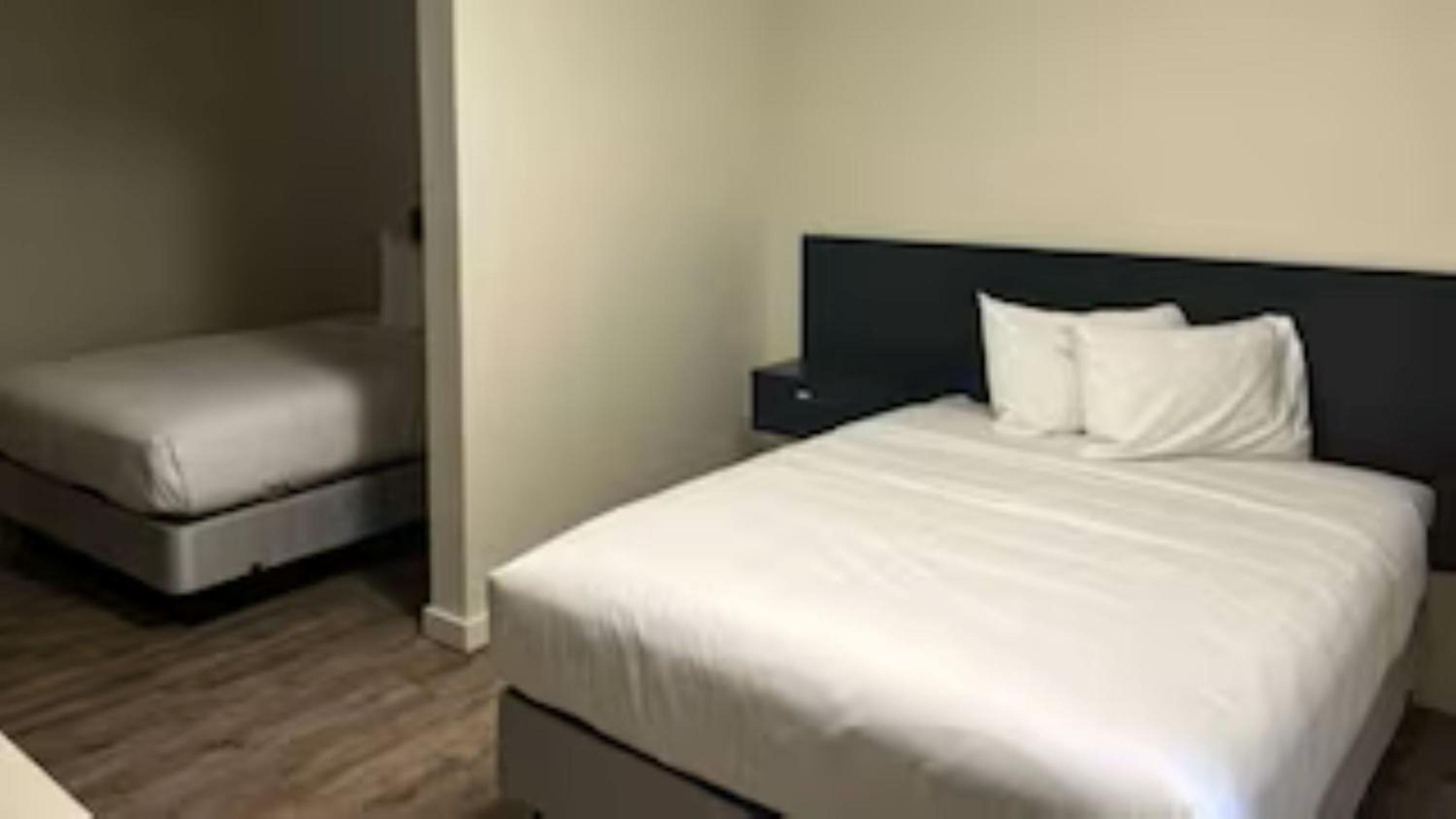 Deluxe Queen Room with Two Queen Beds - Non-Smoking photo 3