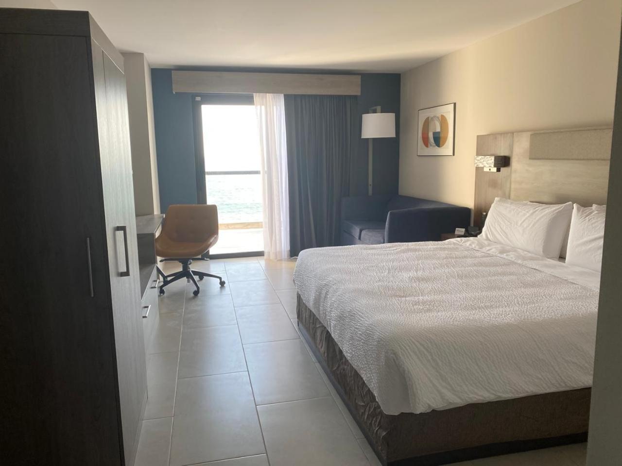 Standard King Room with Ocean View and Balcony photo 1