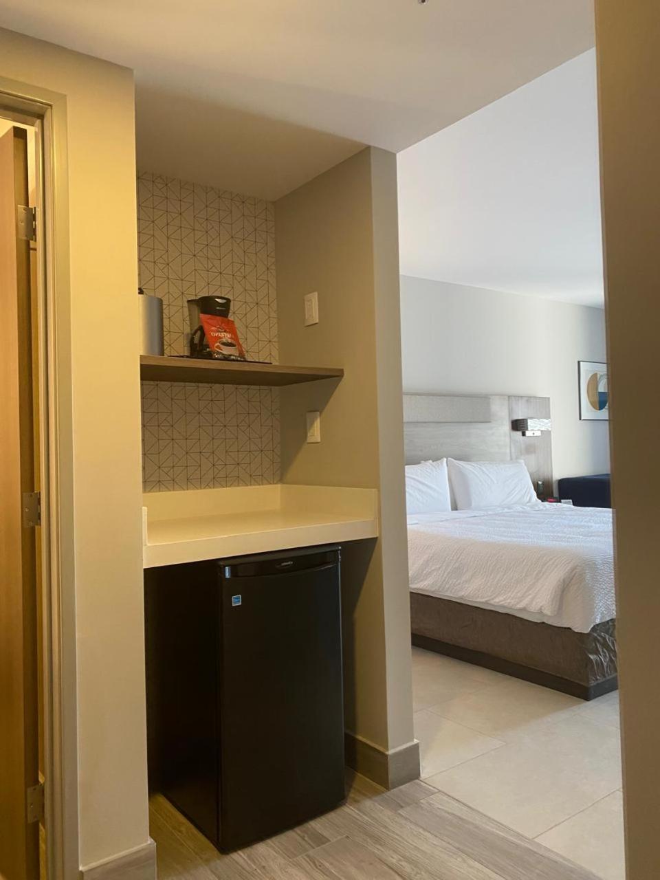 Standard Queen Room with Two Queen Beds and Balcony - Ocean View - Photo 2