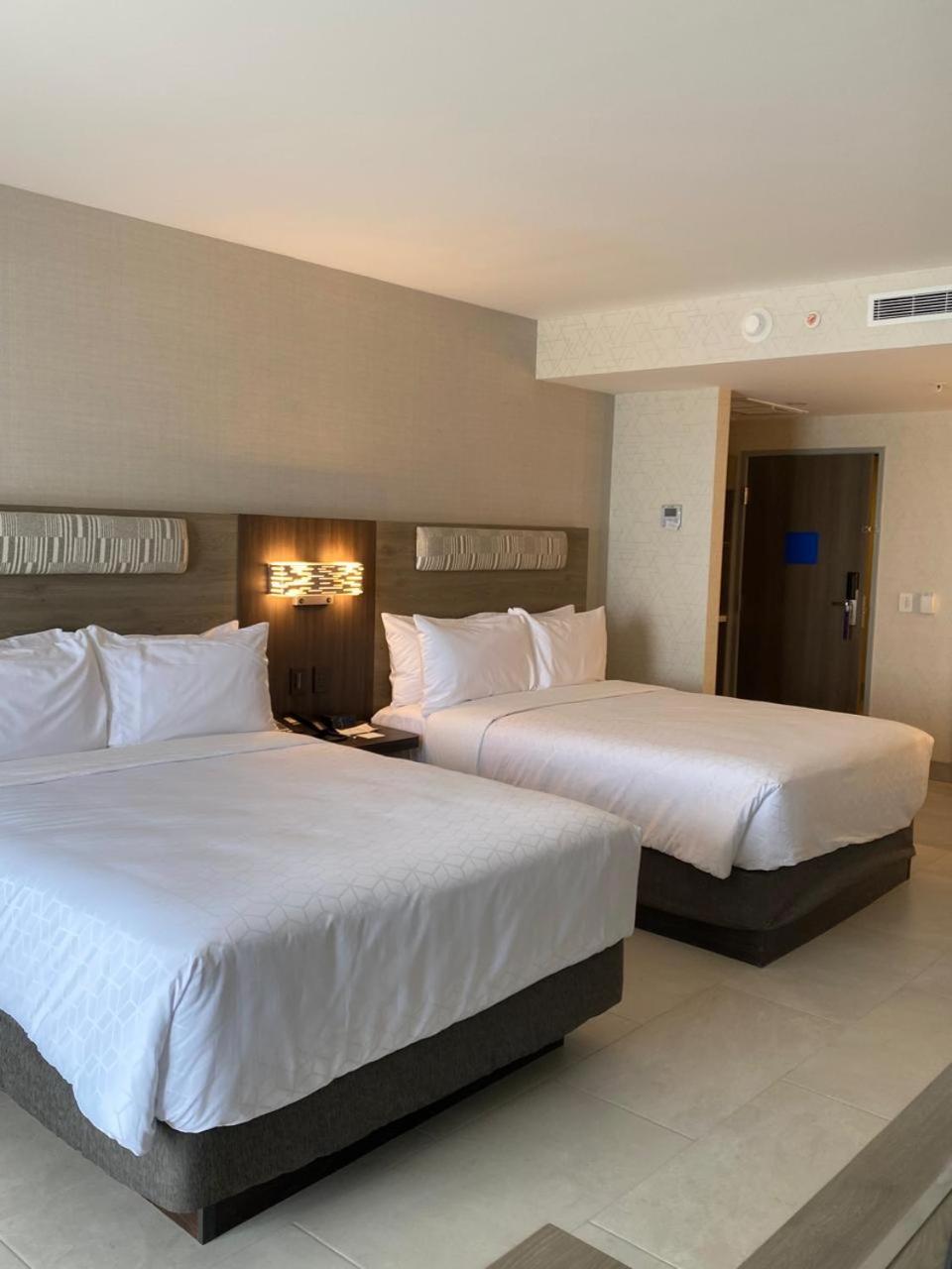 Standard Queen Room with Two Queen Beds and Balcony - Ocean View - Photo 3