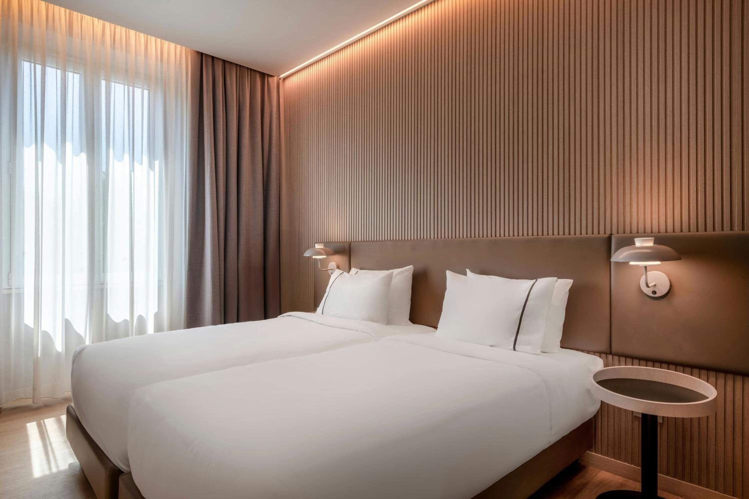 Standard Twin Room with Two Twin Beds and City View