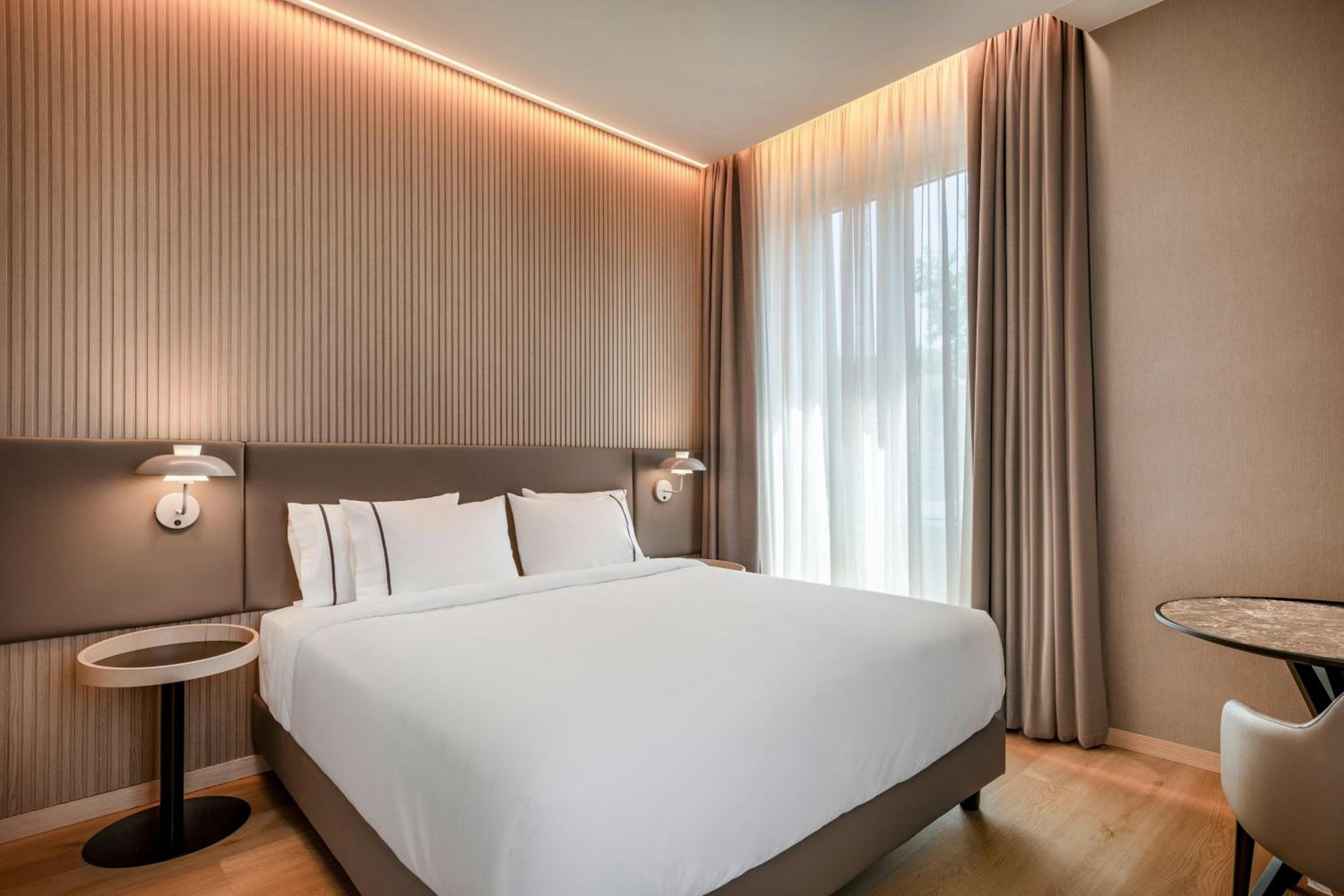 Superior King Room with Terrace and City View