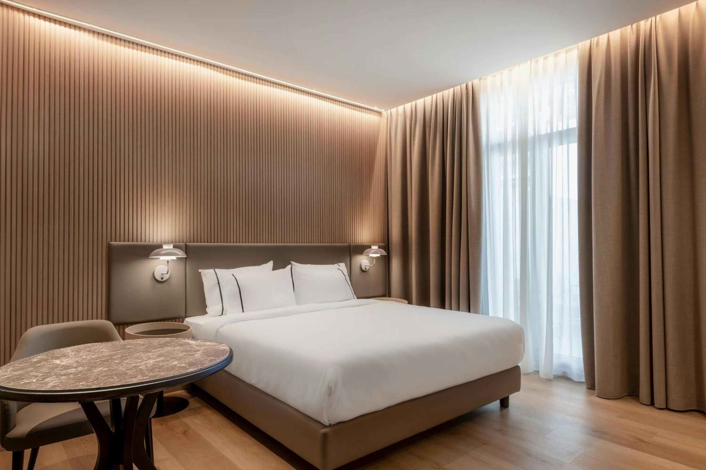 Standard King Room with City View