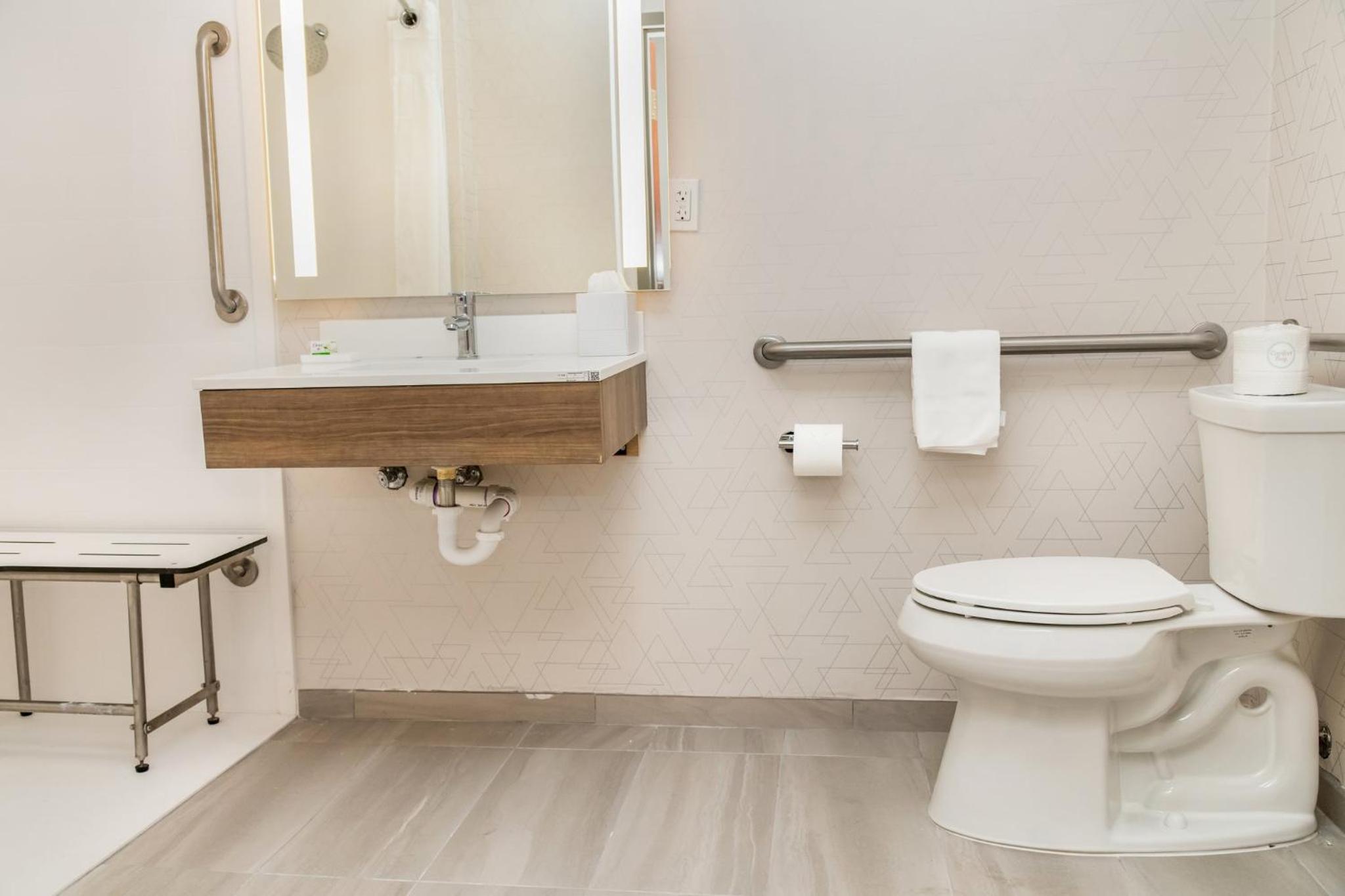 One-Bedroom Suite with Roll-In Shower - Mobility Accessible - Photo 5