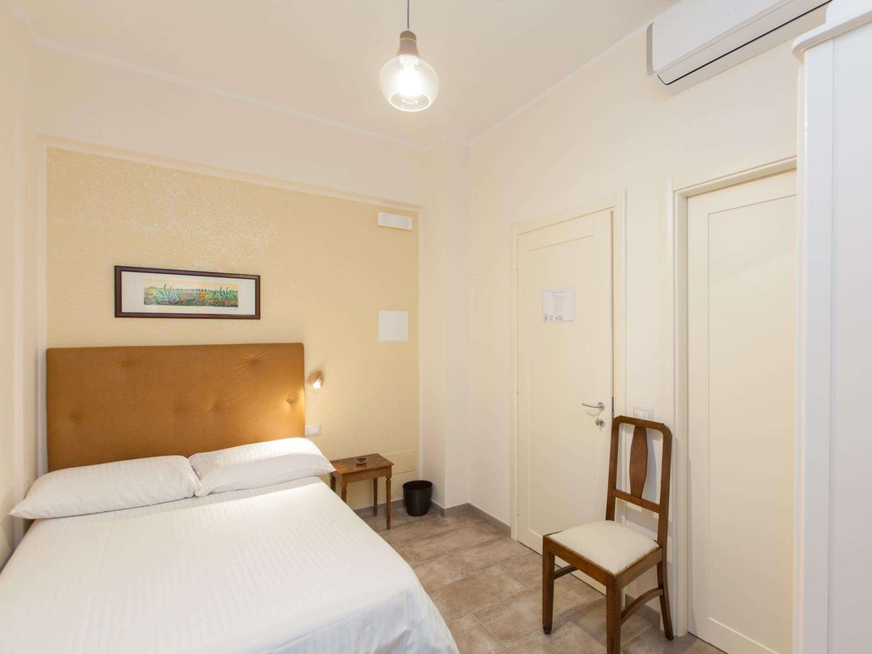 Single Room with Private Bathroom photo 1