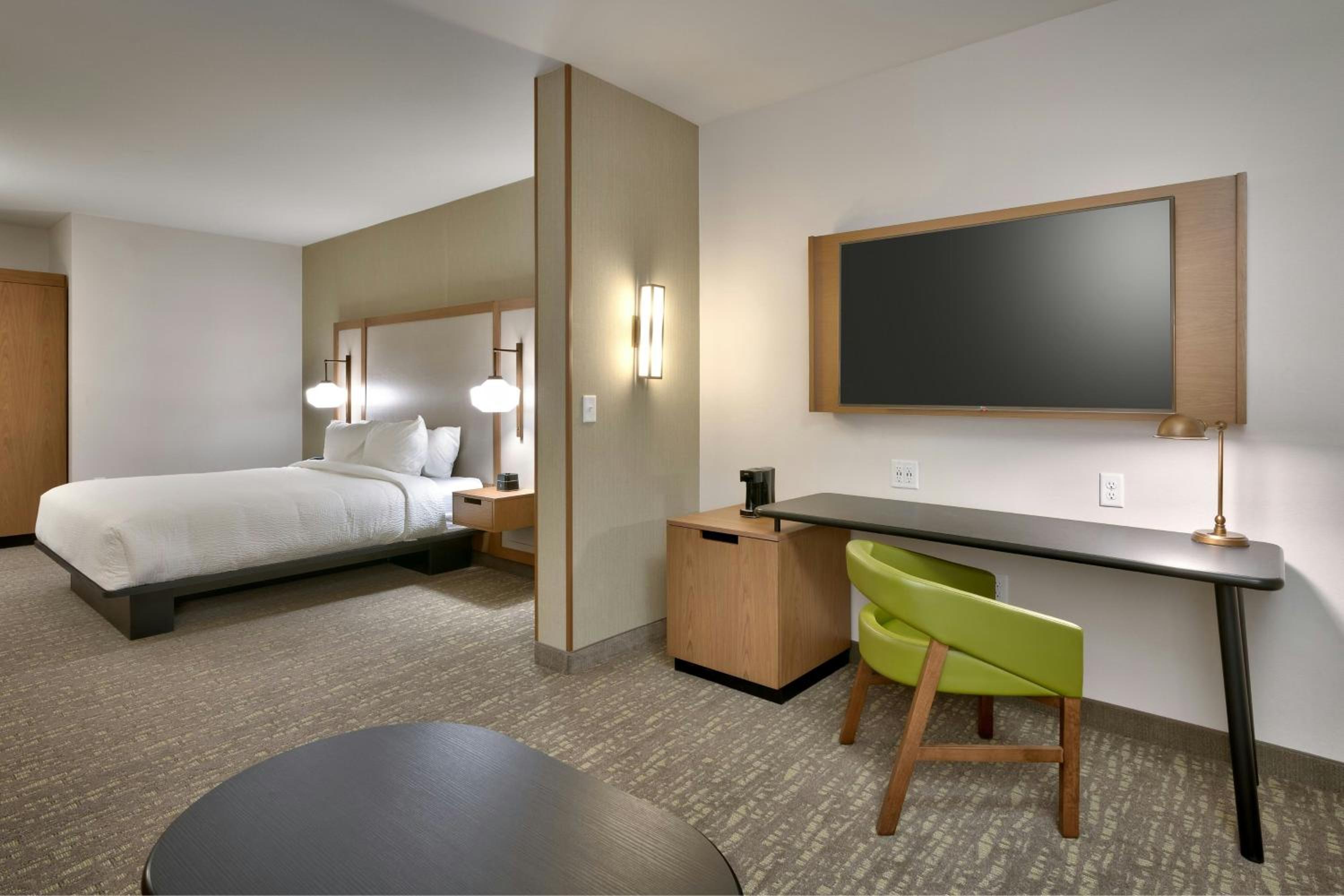 King Suite with Bathtub and Sofa Bed - Mobility Access/Hearing Accessible photo 3