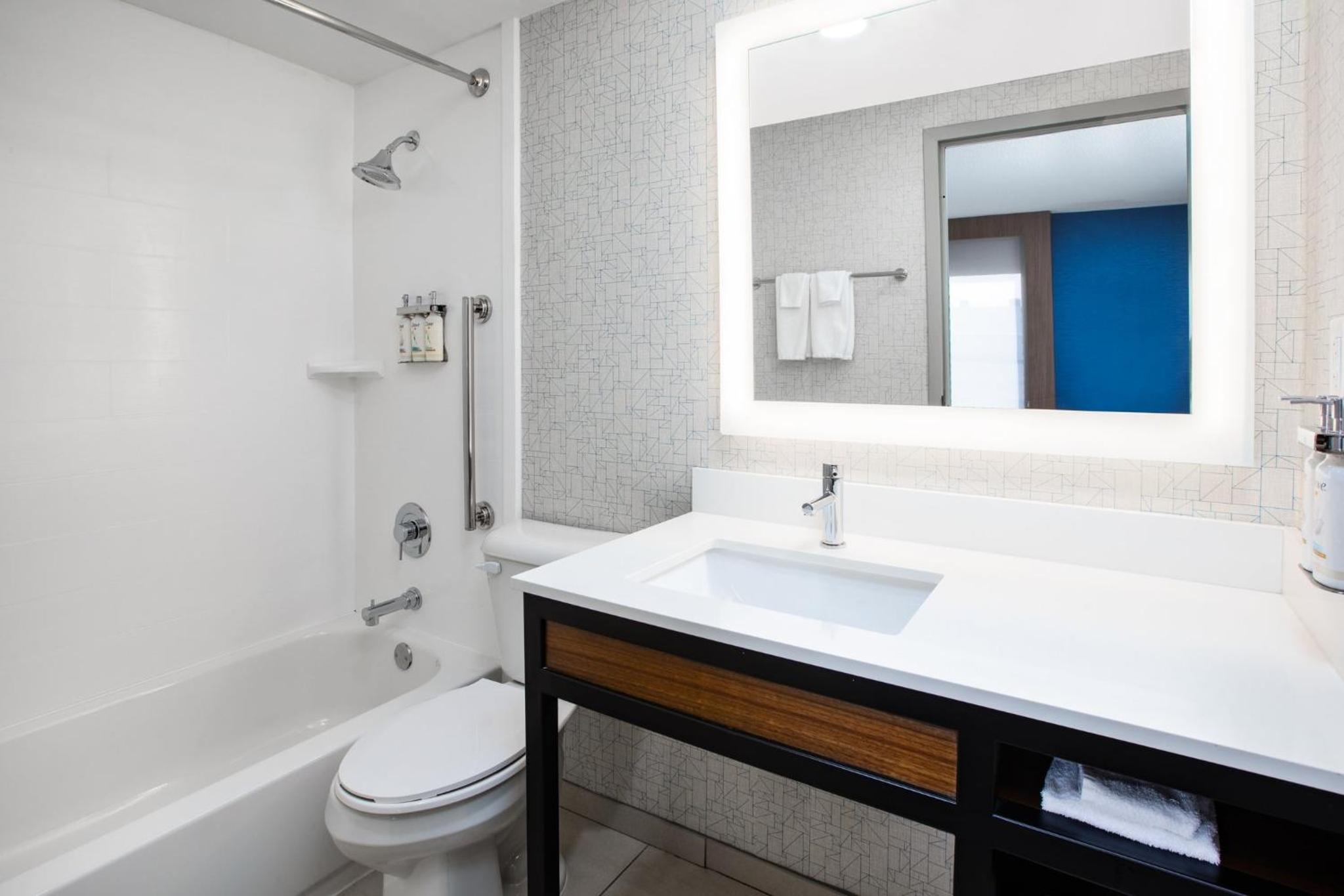 King Suite - Non-Smoking - Photo 1