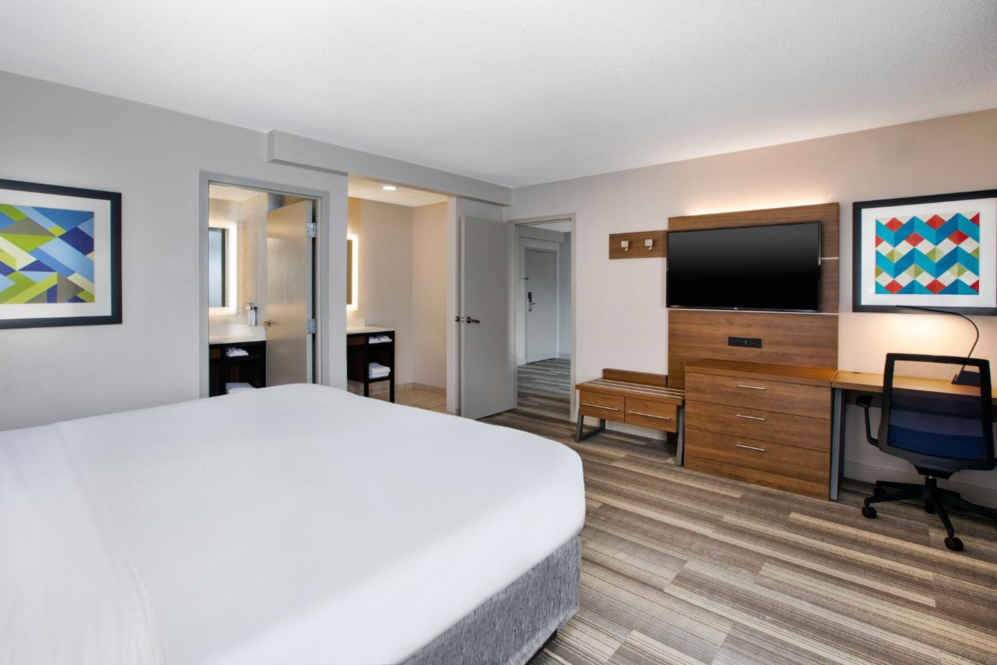 King Suite - Non-Smoking - Photo 2