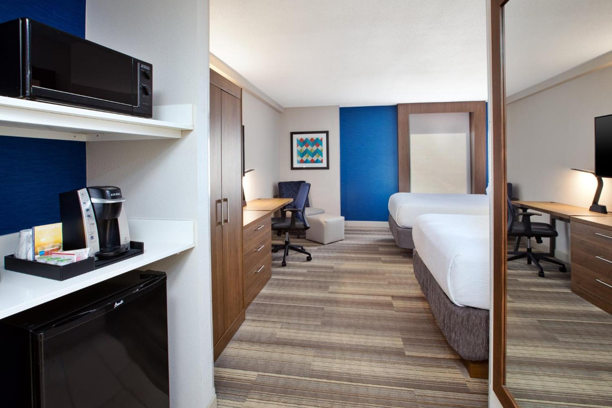 Standard Double Room with Two Double Beds - High Floor thumbnail 5