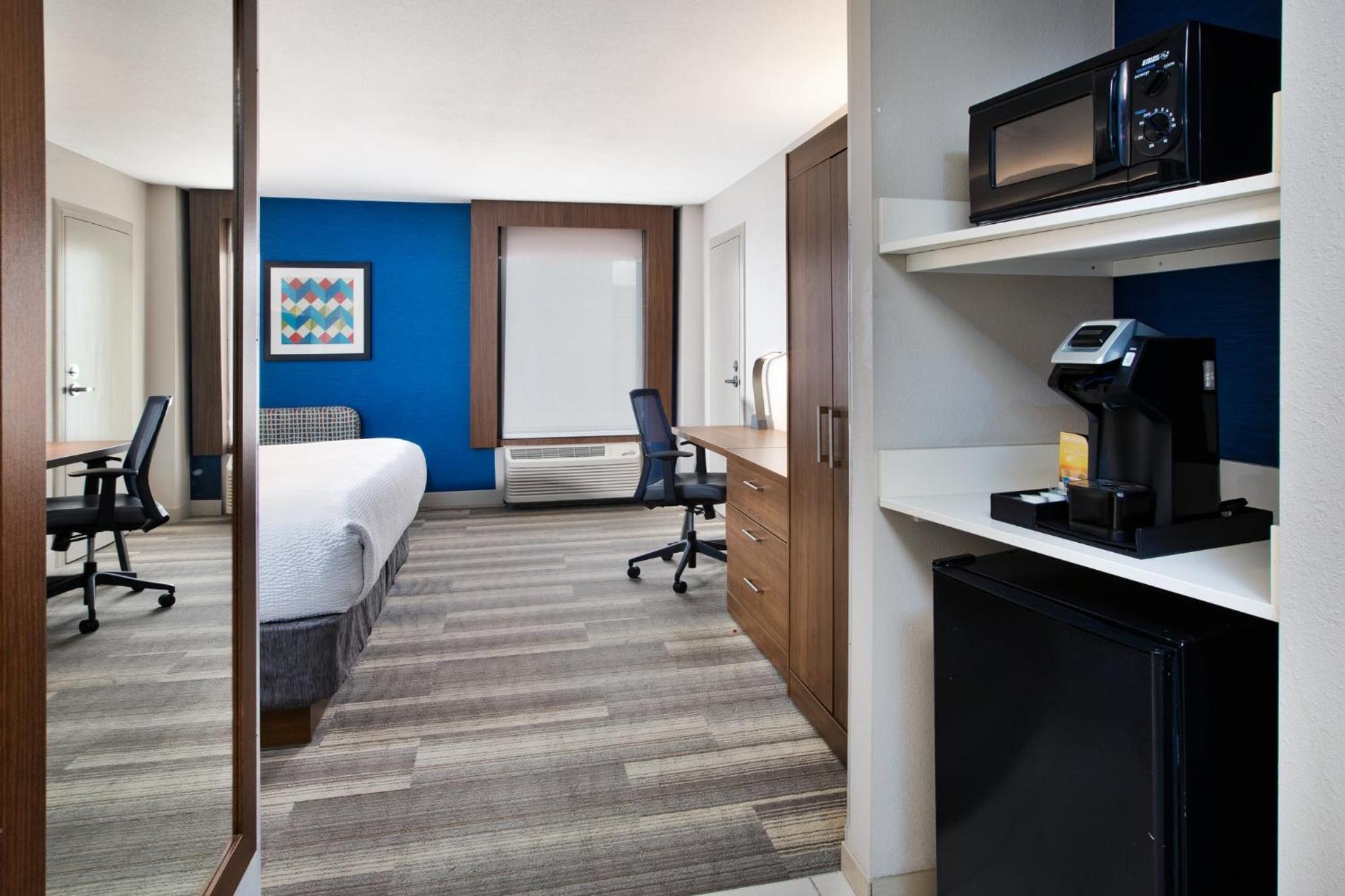 One-Bedroom Suite with Two Double Beds thumbnail 5