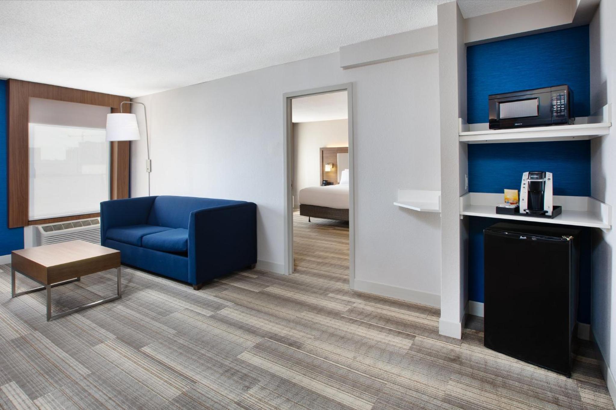 King Suite - Non-Smoking - Photo 4