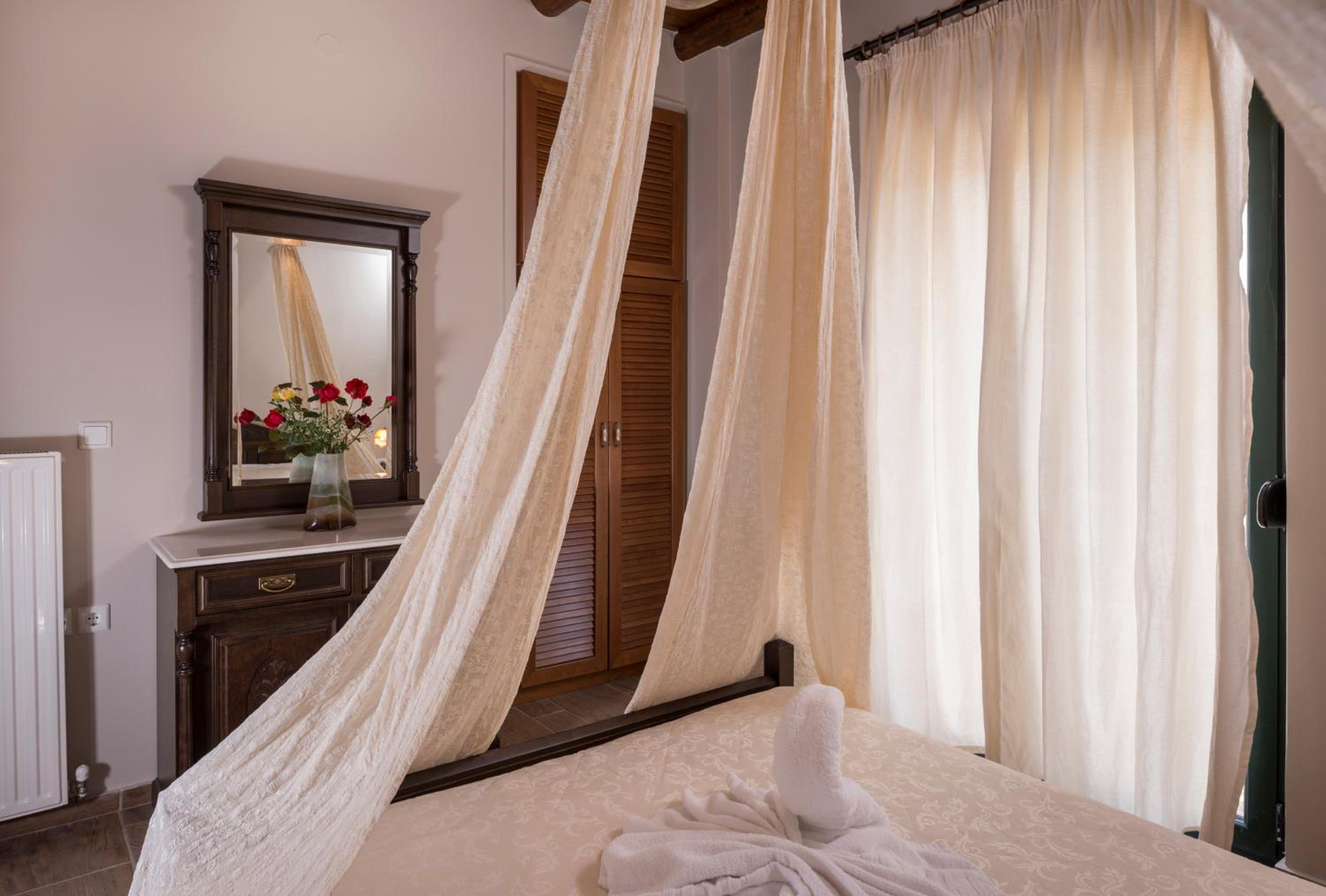 Three-Bedroom Villa with Private Pool and Sea View-Mirtia photo 2