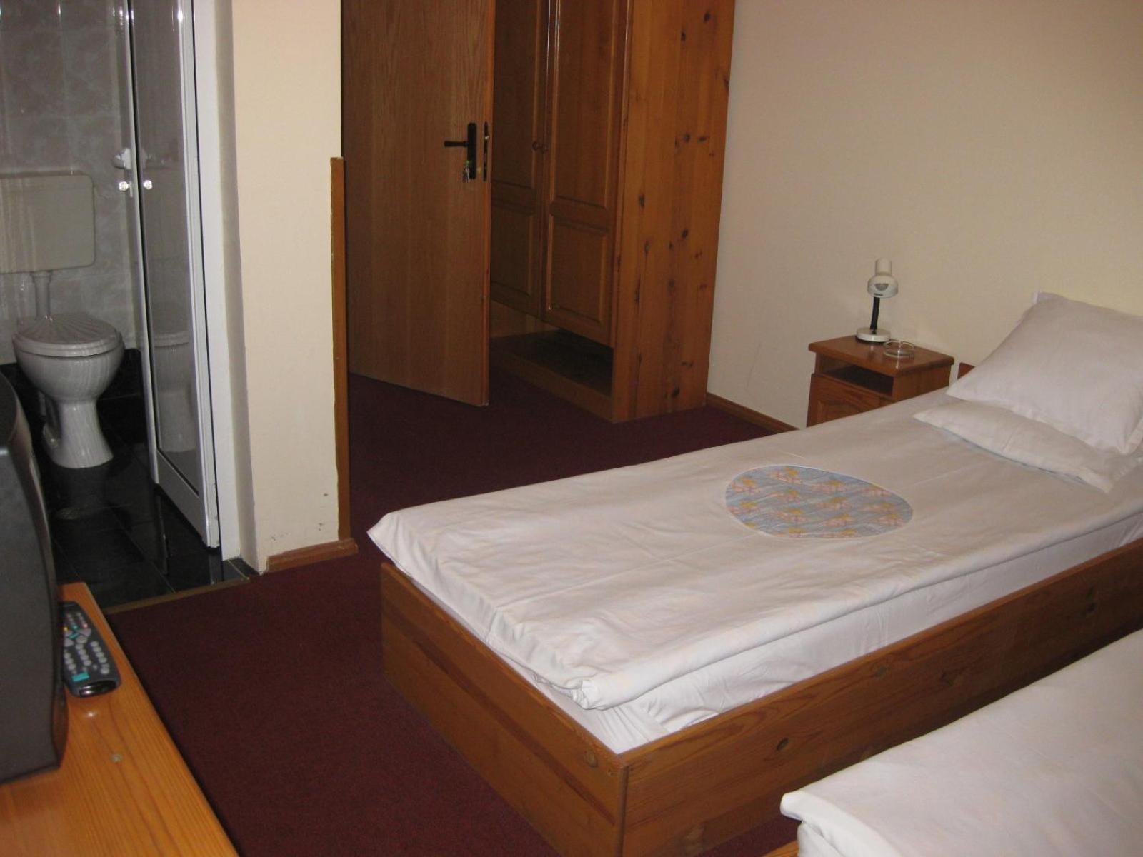 Twin Room with Shower photo 1