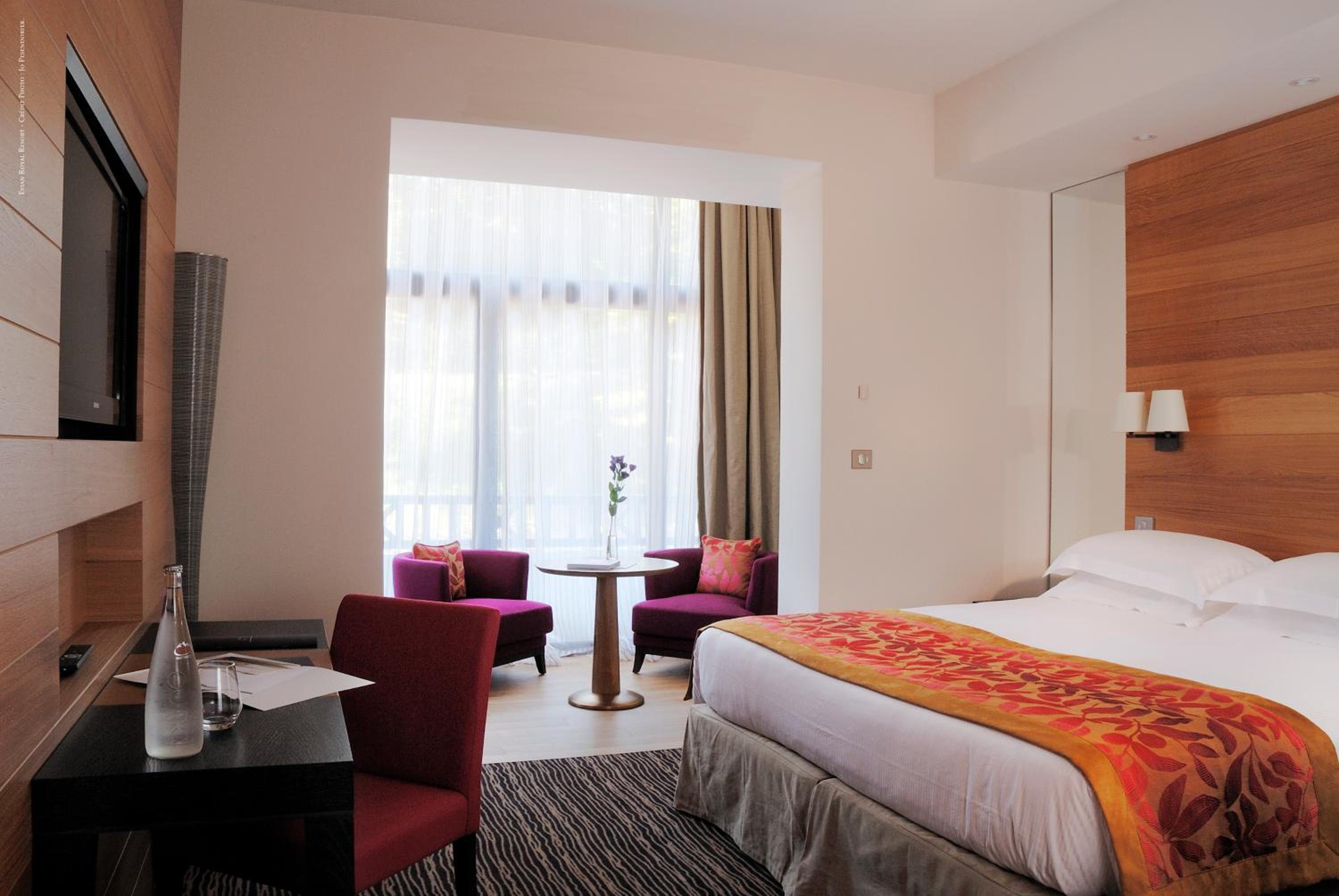 Deluxe Room with Lake View - Photo 5