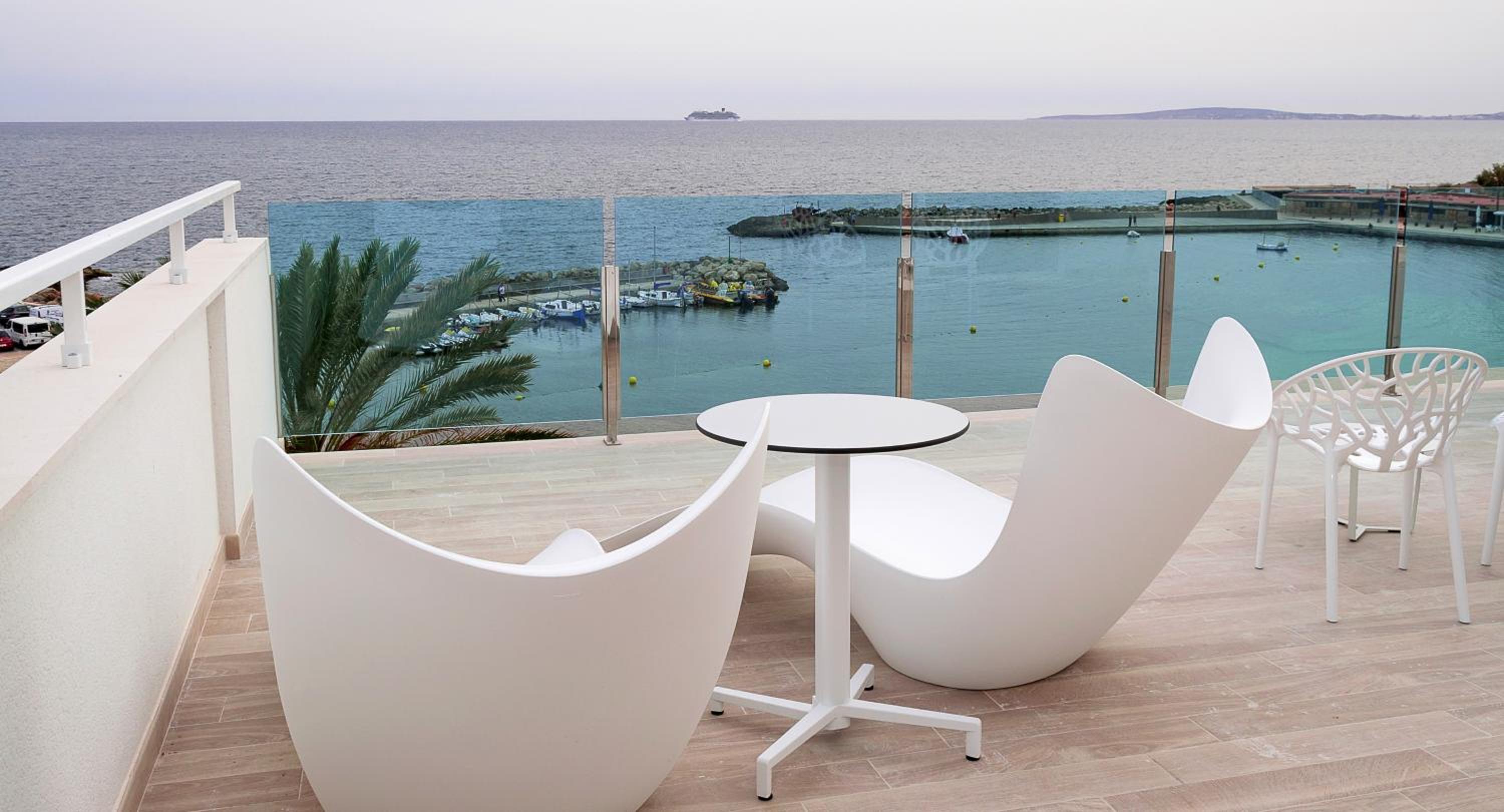 Superior Room with Sea View thumbnail 5