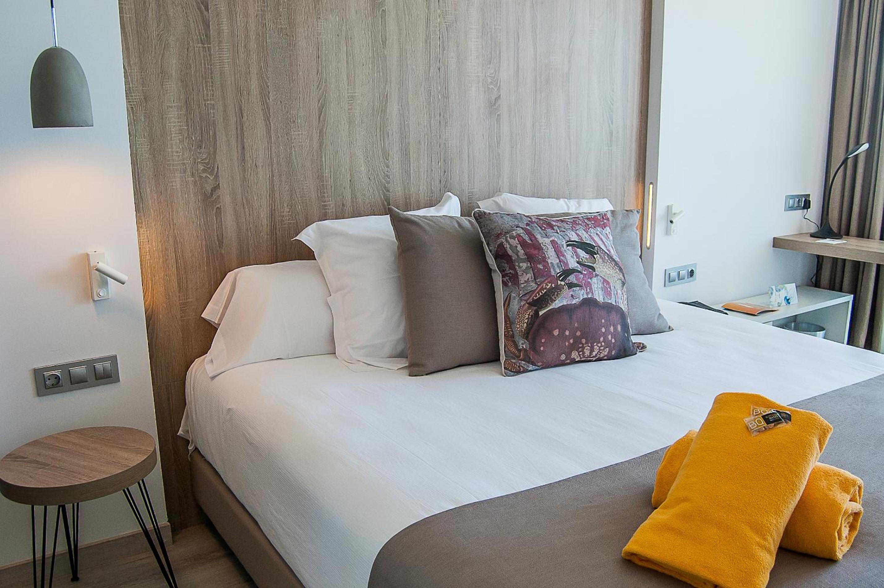 Double Room with Street View - Photo 3
