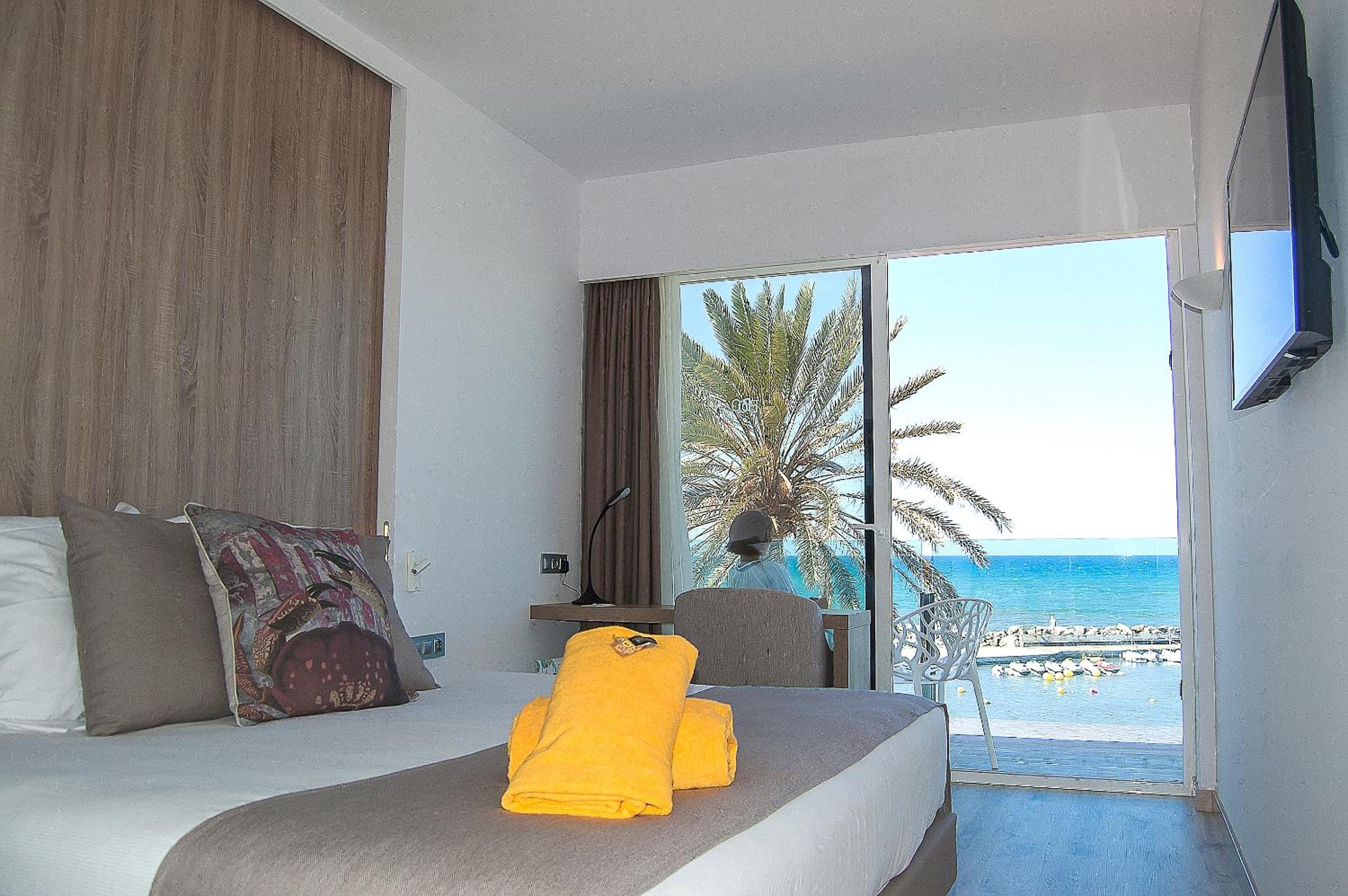 Double Room with Balcony and Sea View - Photo 2