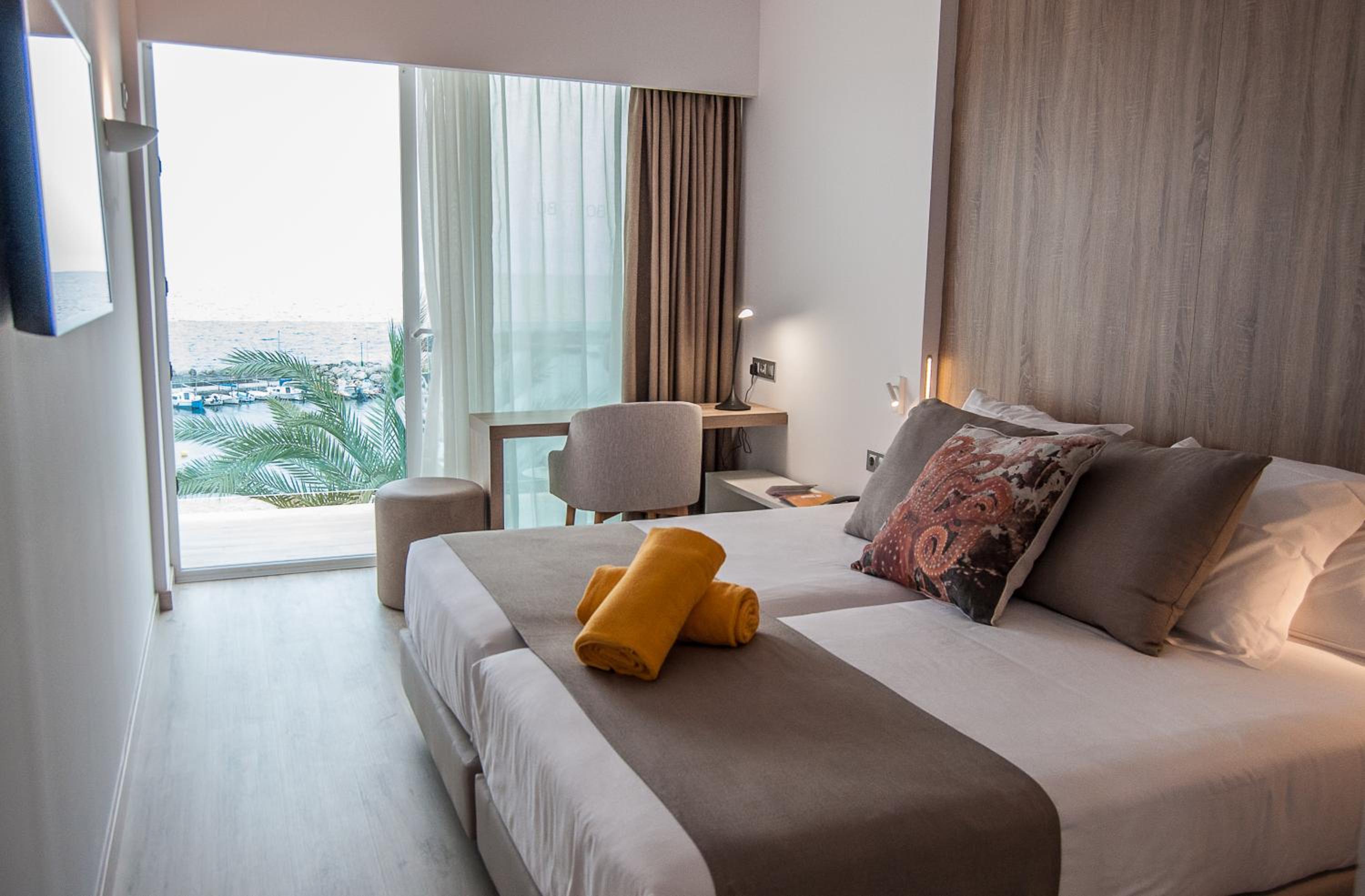 Double Room with Balcony and Sea View - Photo 1