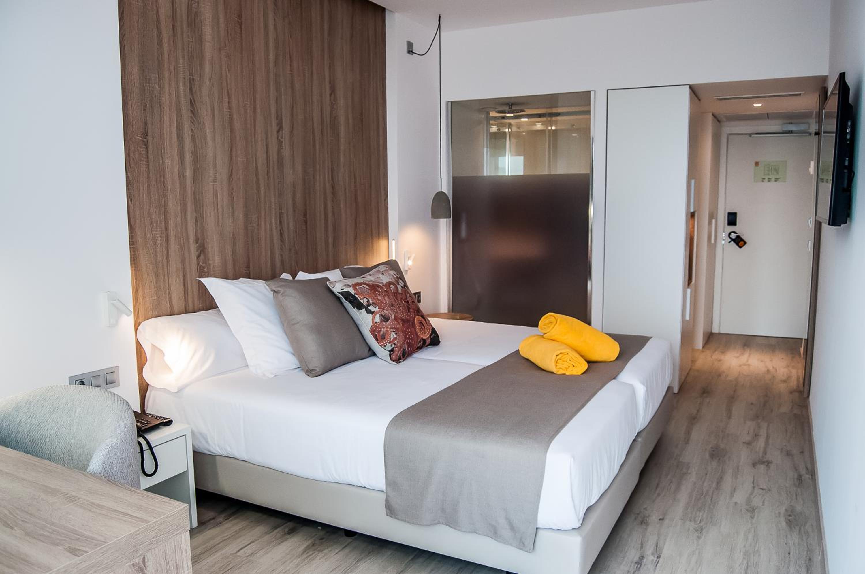 Double Room with Street View - Photo 8