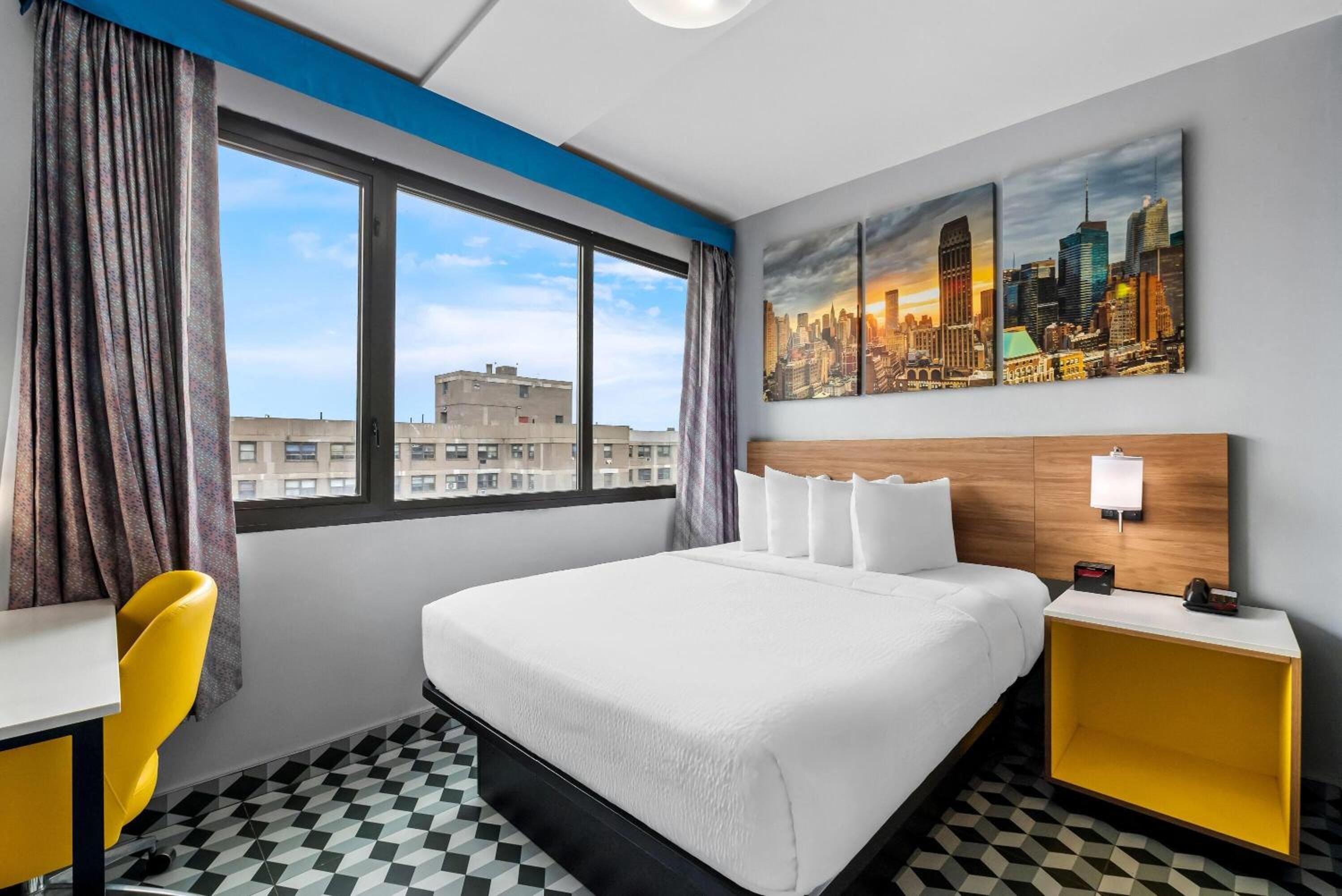Deluxe Queen Room with City View - Upper Floor/Non-Smoking photo 1