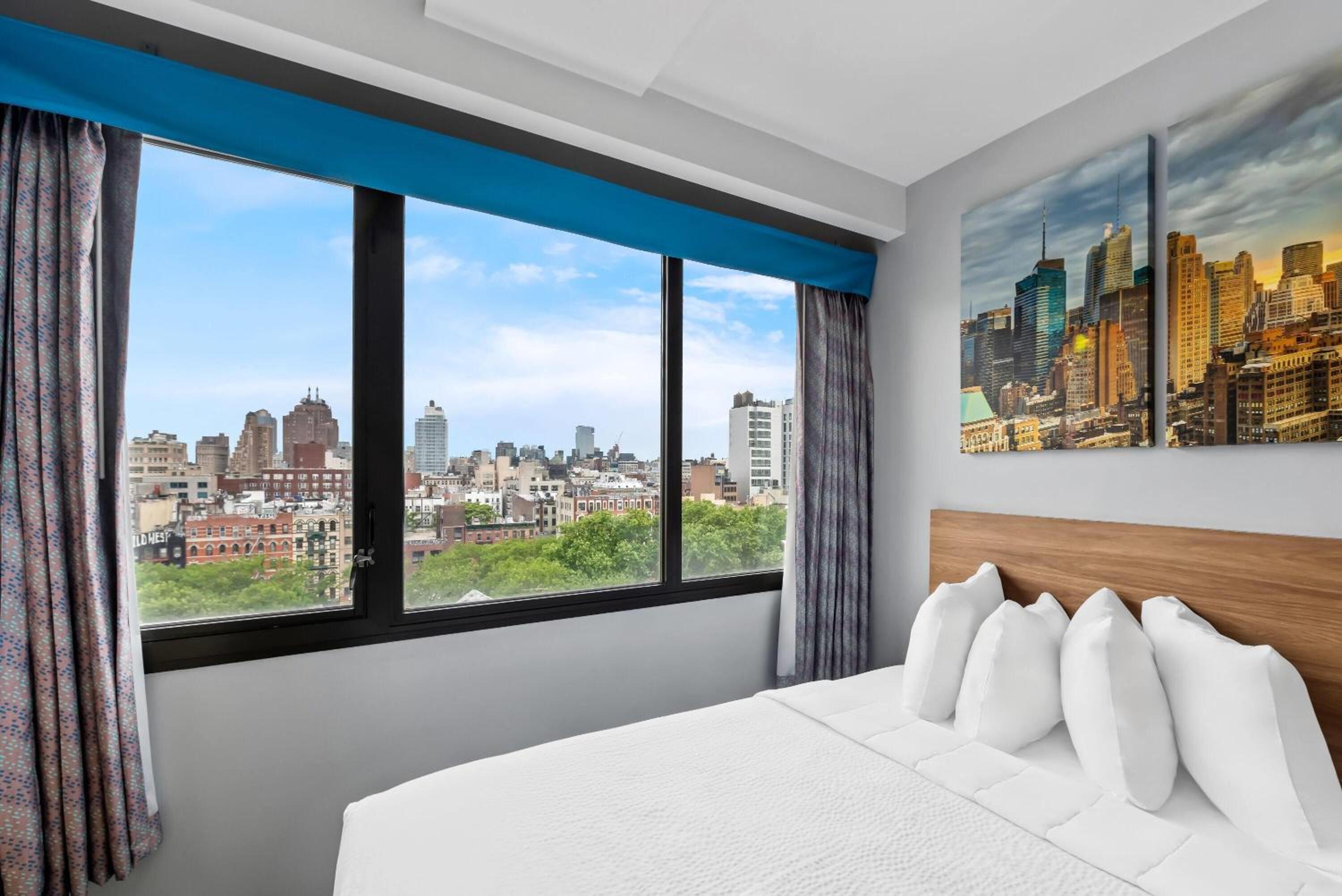 Upper Floor Deluxe Room with One Queen Bed and Manhattan View - Non-Smoking photo 3