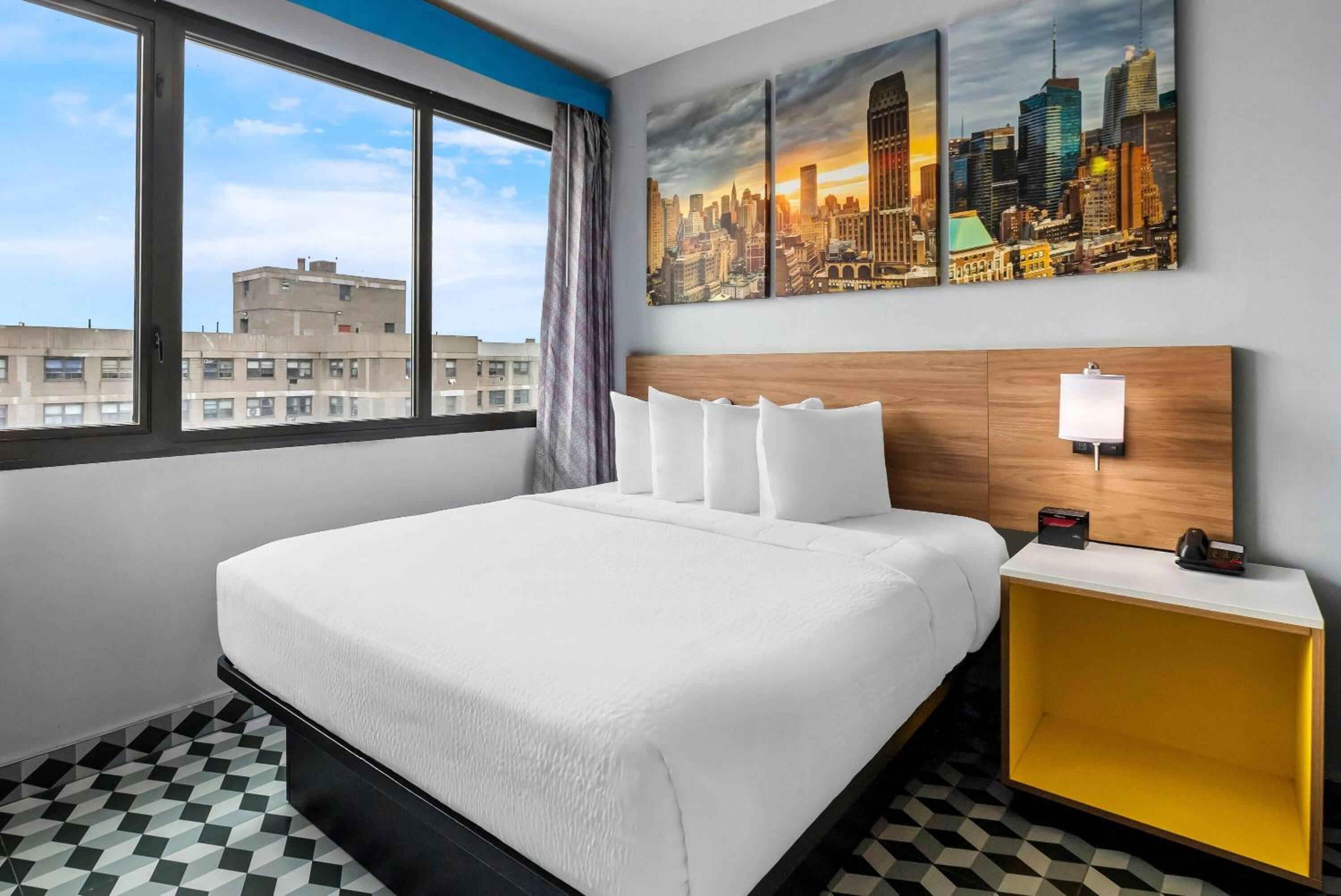 Deluxe Queen Room with City View - Upper Floor/Non-Smoking photo 2
