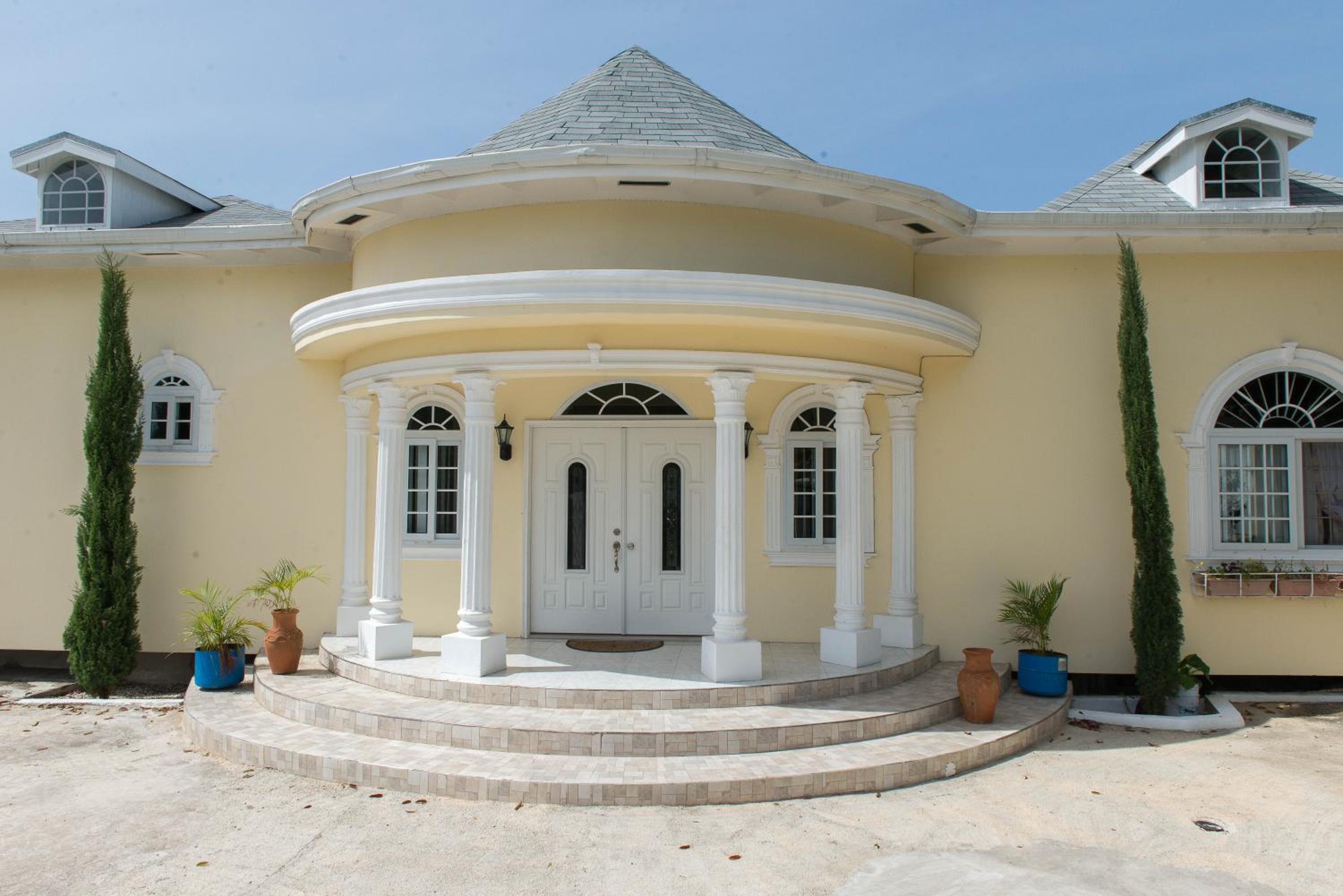 Villa photo 2