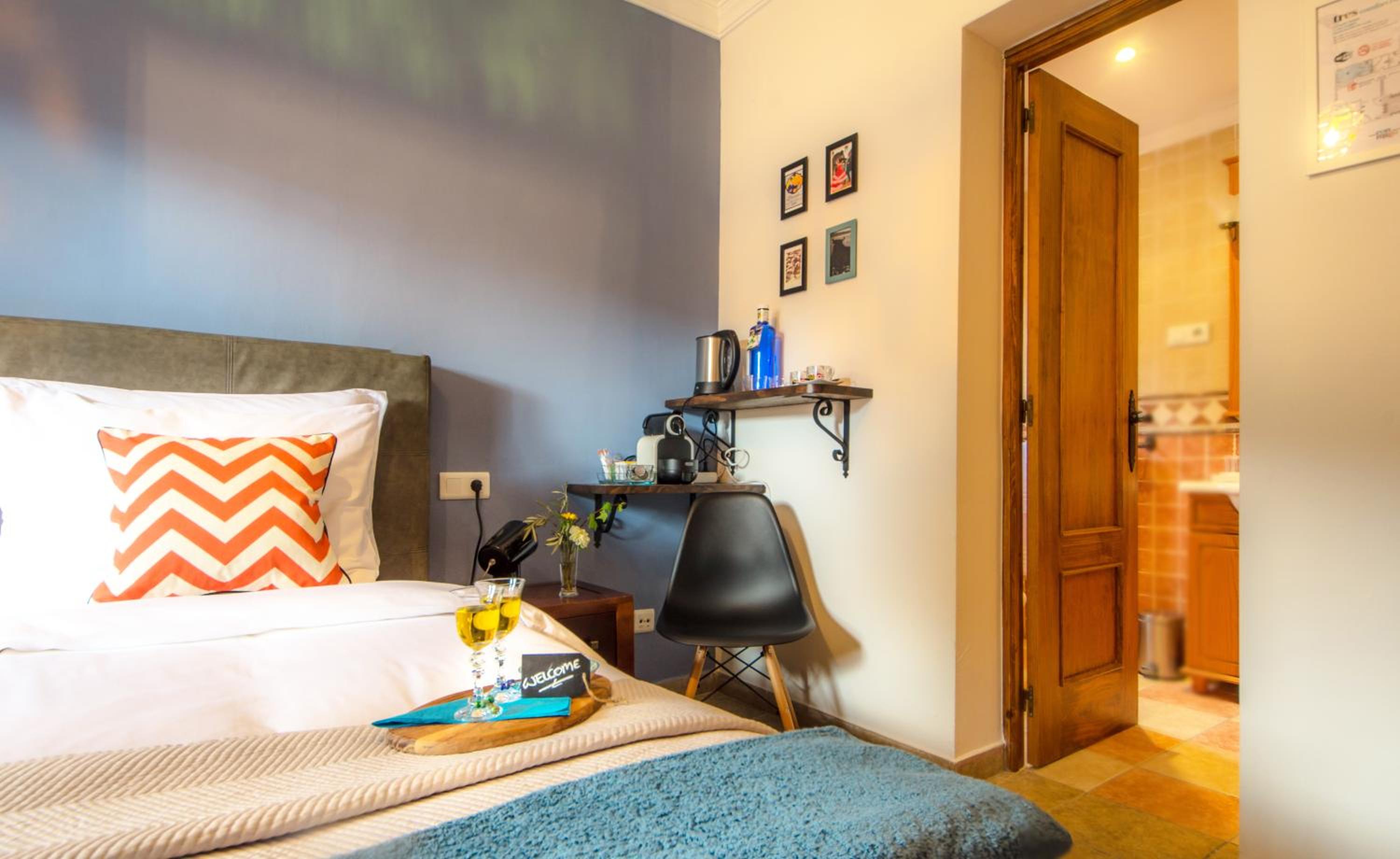 Double Room with Private Bathroom - Photo 4