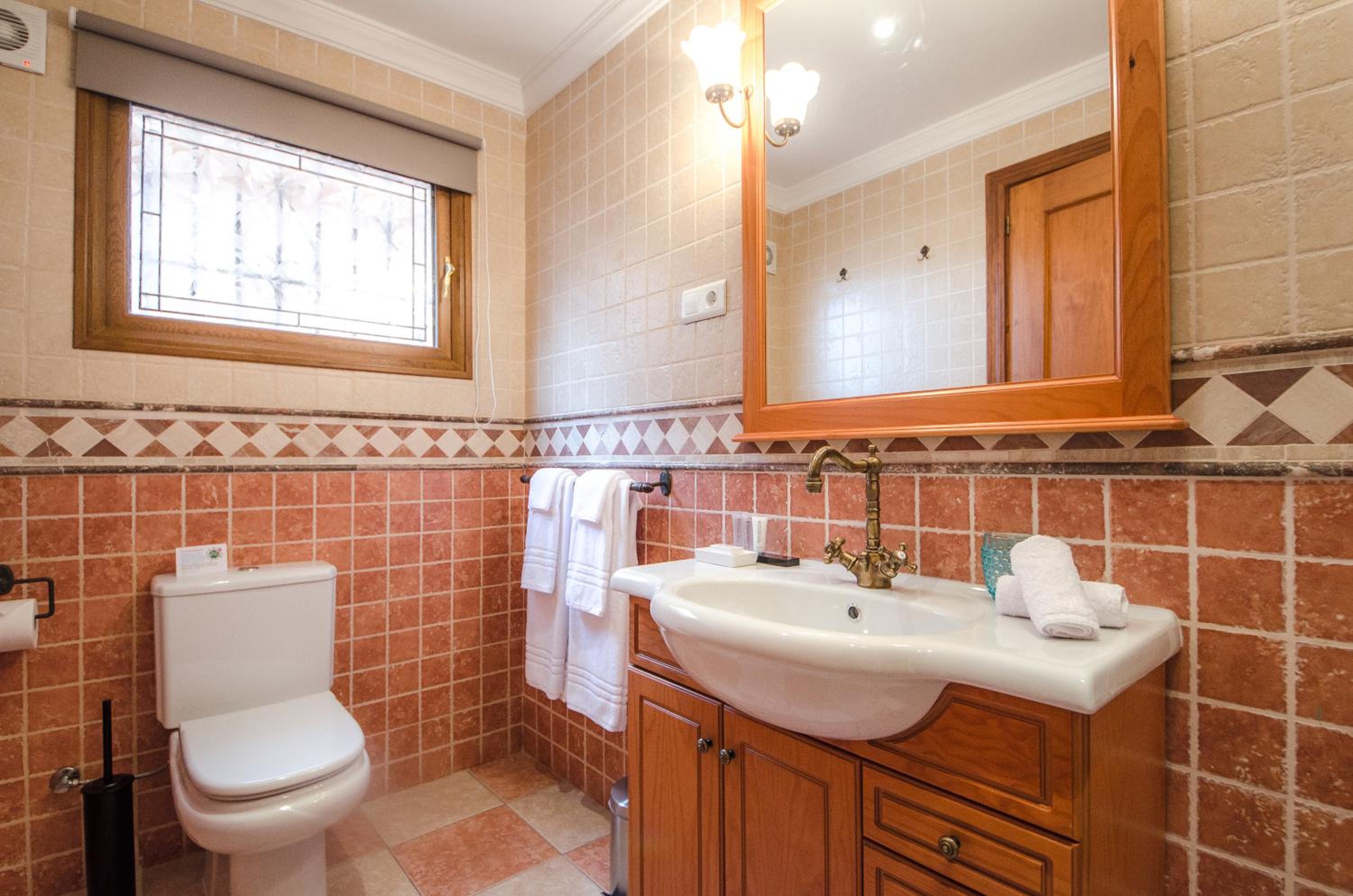 Double Room with Private Bathroom - Photo 2