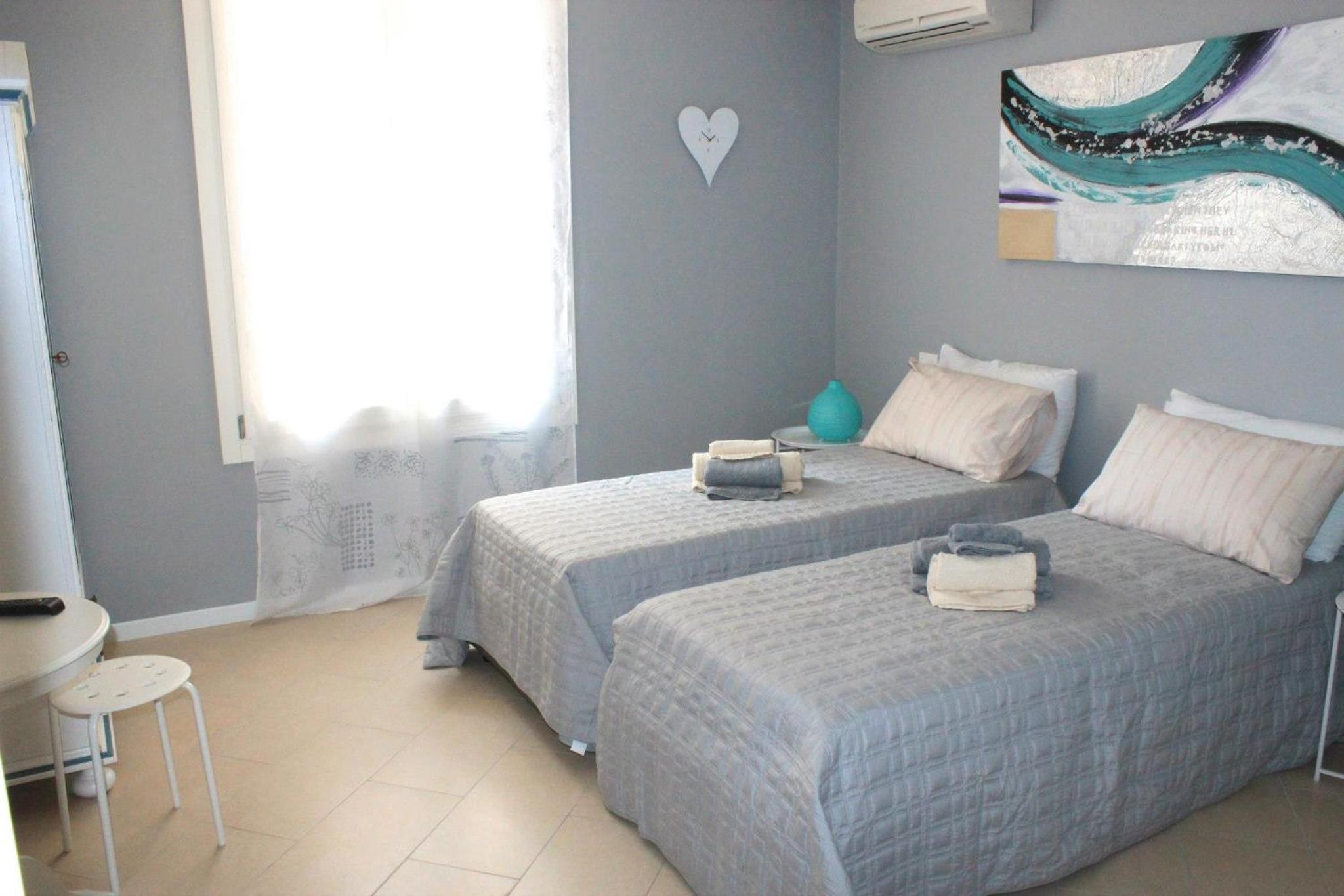 Double or Twin Room with Private Bathroom - Photo 2