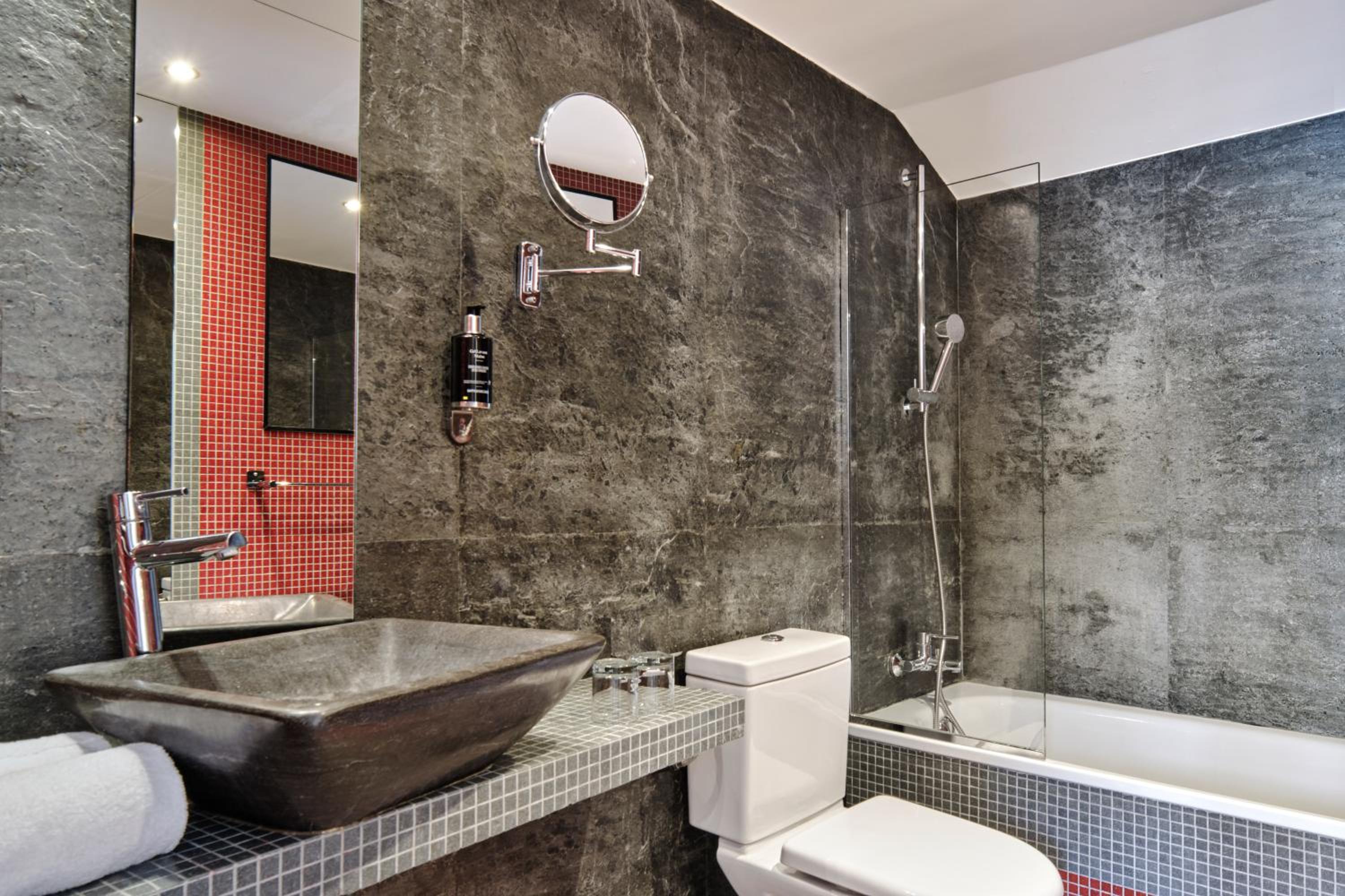 Superior Double Room thumbnail 5