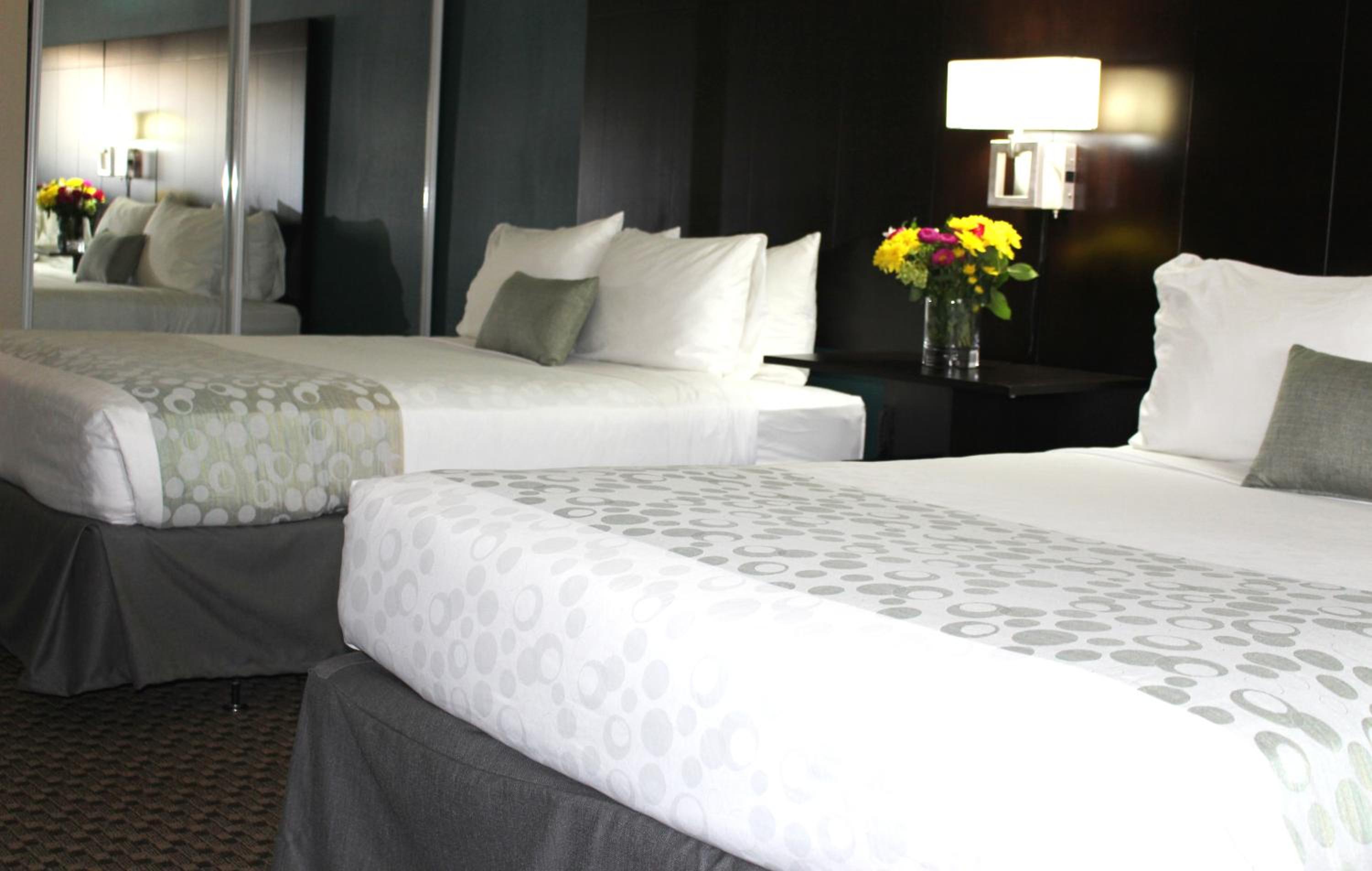Queen Room with Two Queen Beds - Non-Smoking - Photo 3