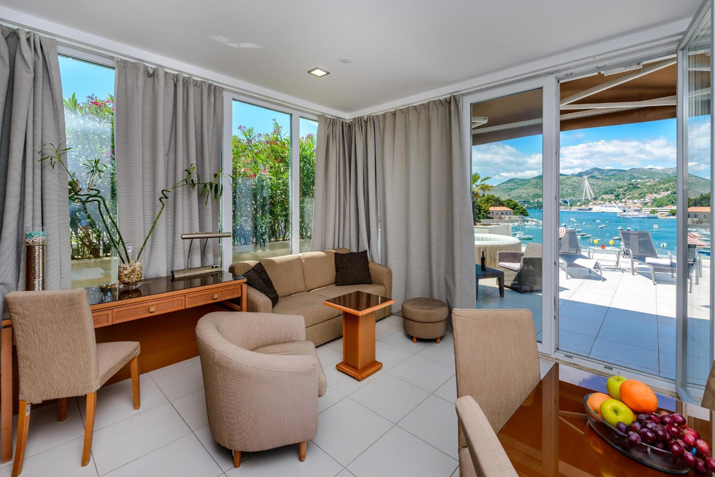 Executive One-Bedroom Apartment with Hot Tub and Sea View photo 2