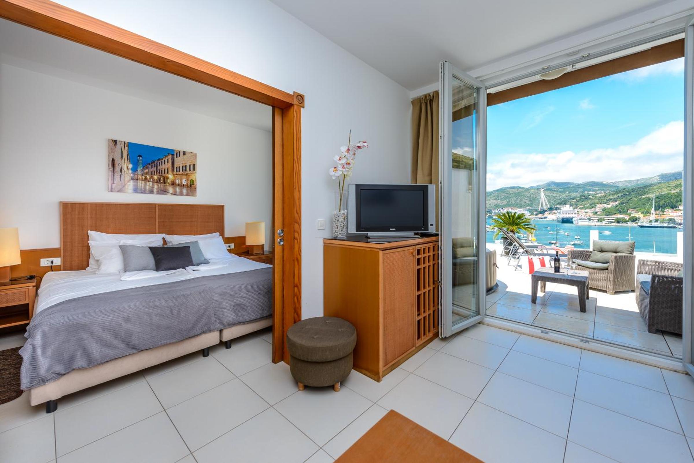 Executive One-Bedroom Apartment with Hot Tub and Sea View photo 1