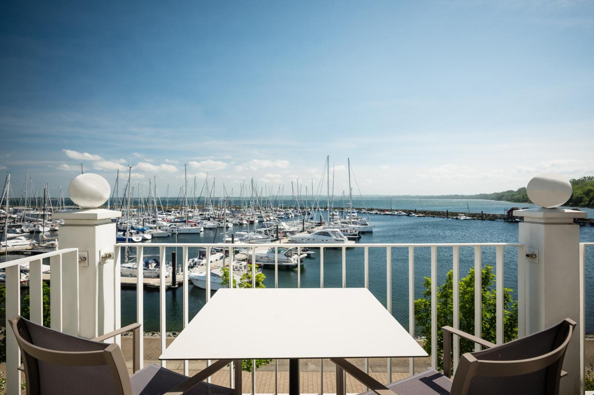 Premium King Room with Sea View thumbnail 5