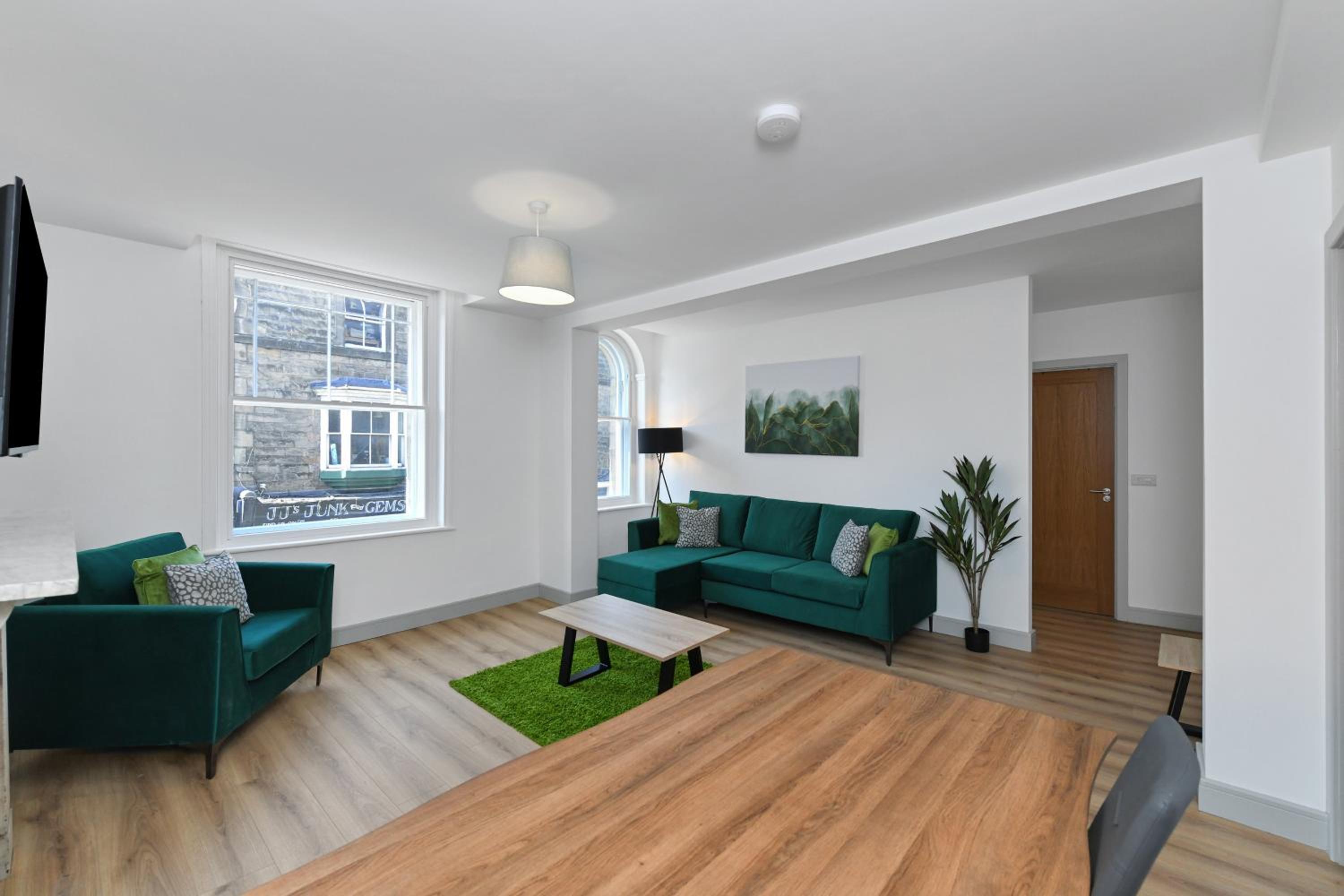 One-Bedroom Apartment photo 1