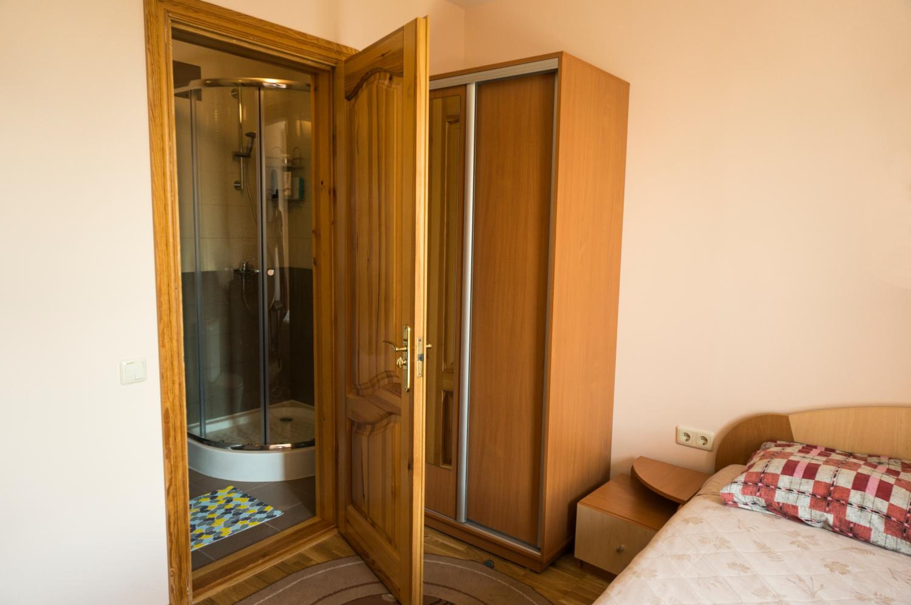 Apartment with Shower photo 2