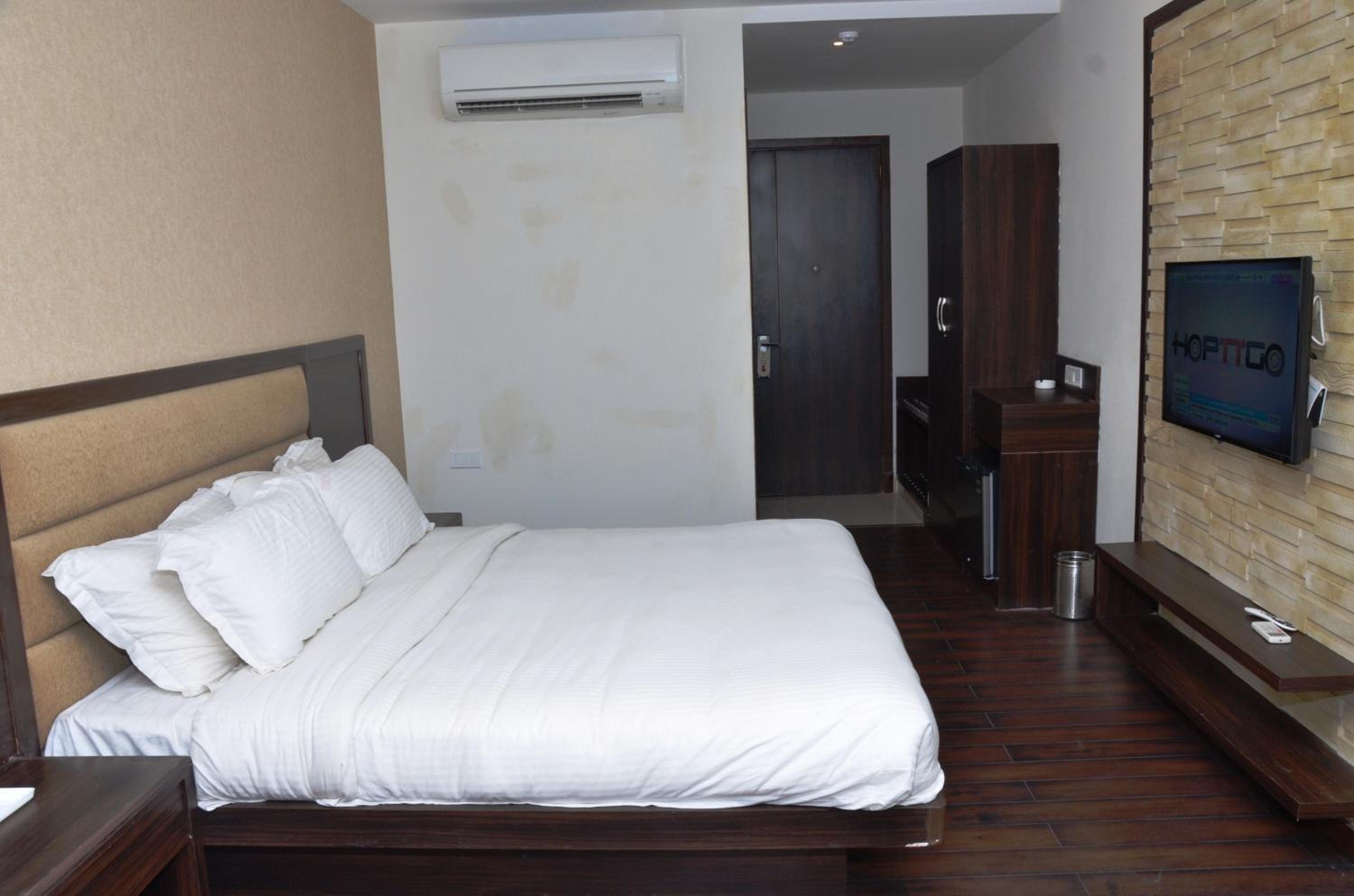 Executive Suite - Photo 2