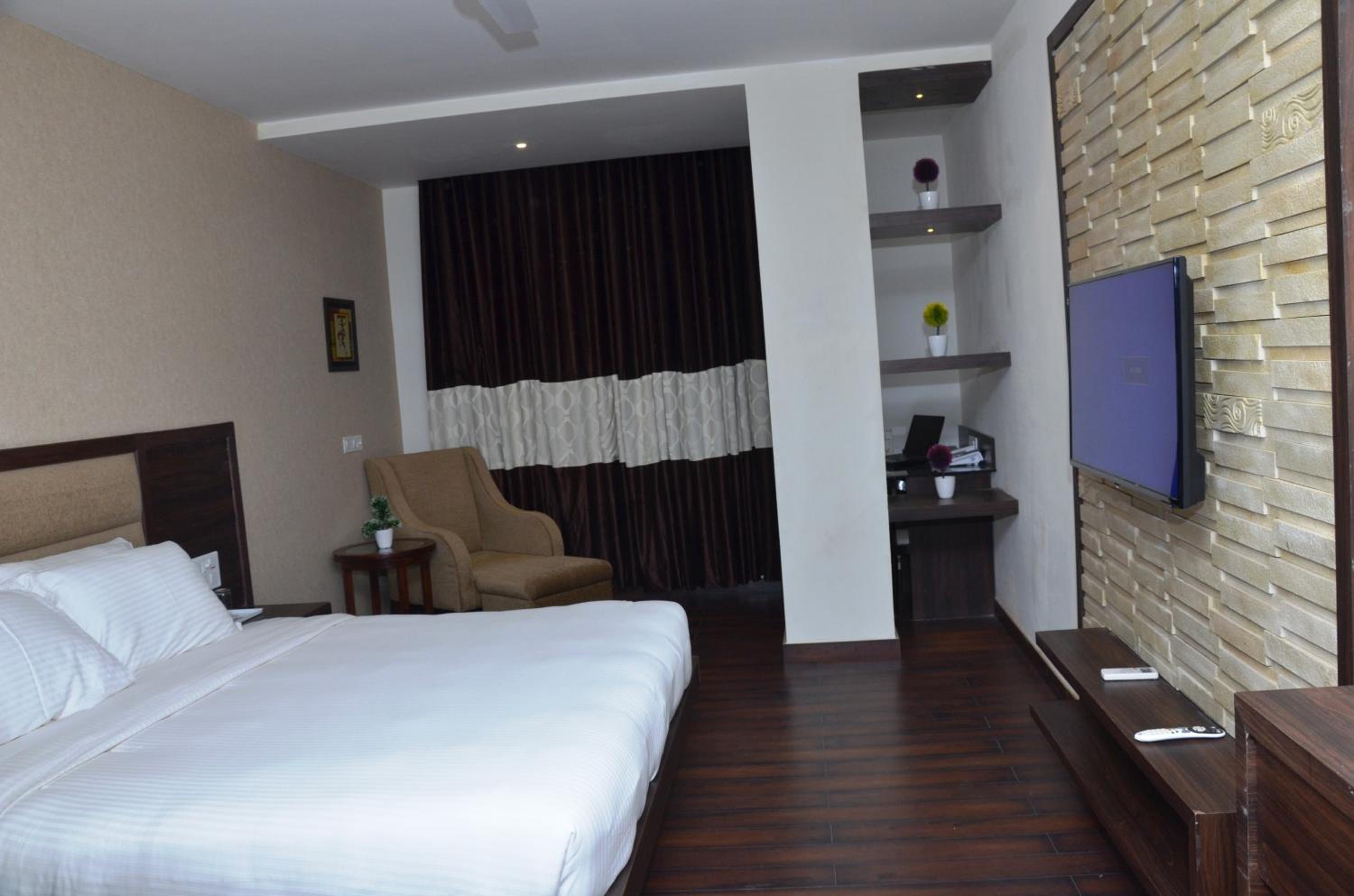Executive Suite - Photo 1