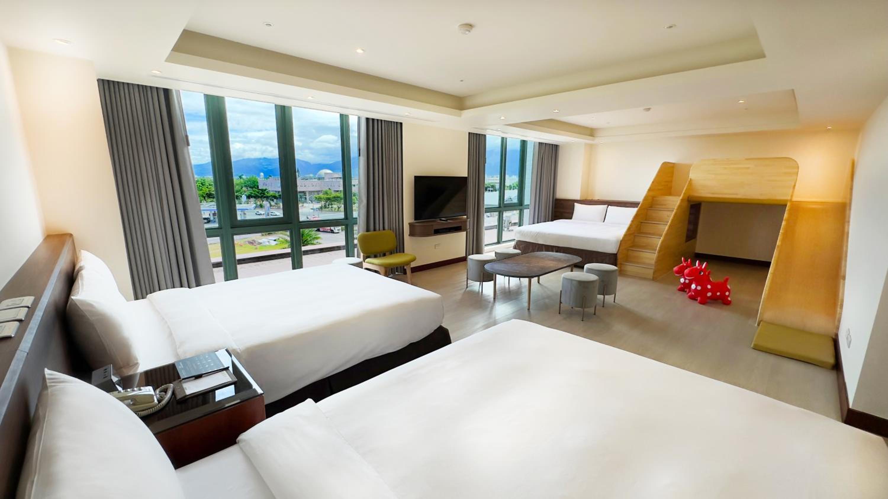 Hextuple Room (With Kids Playground)