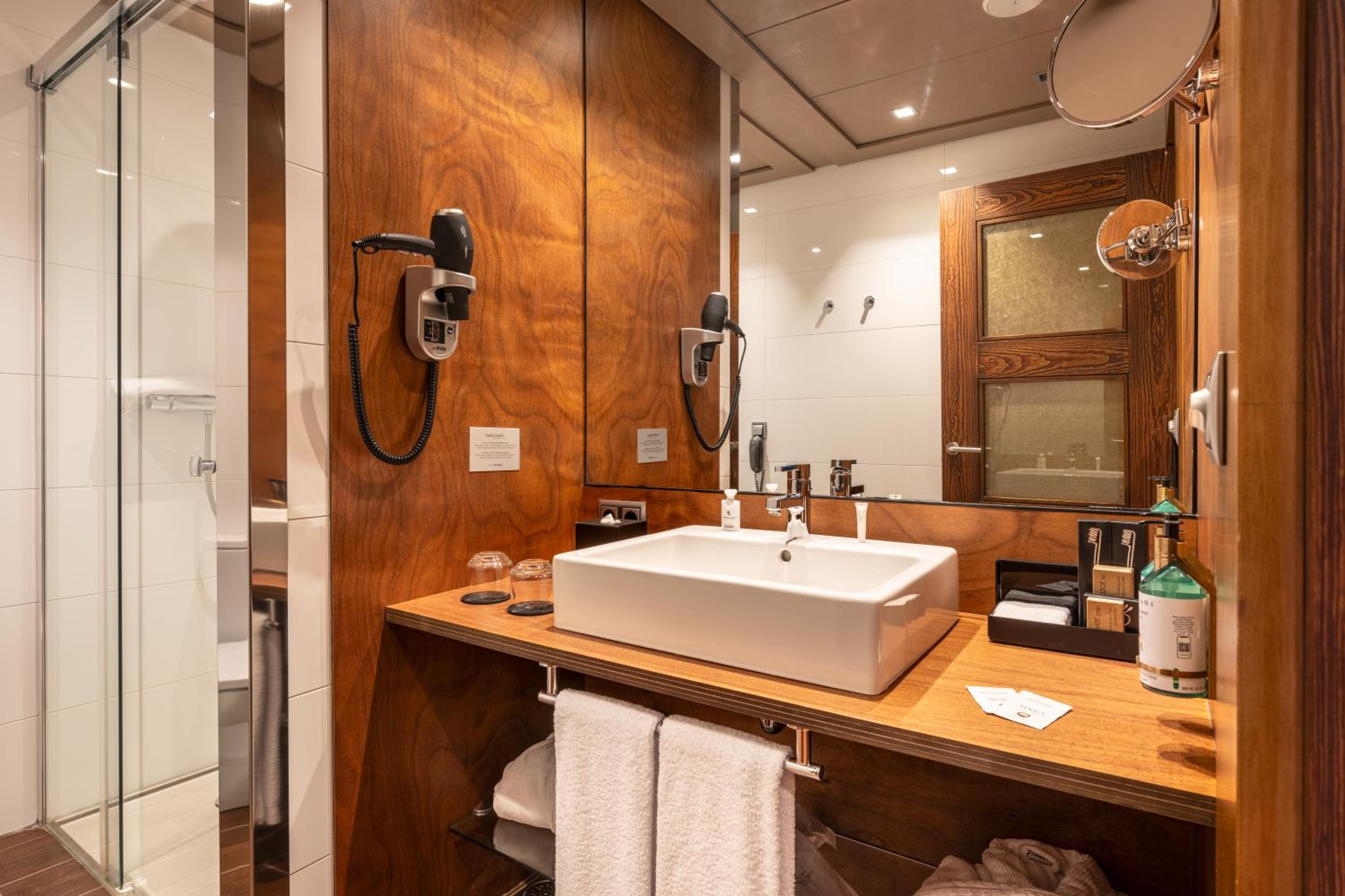 Neu Cabana Room