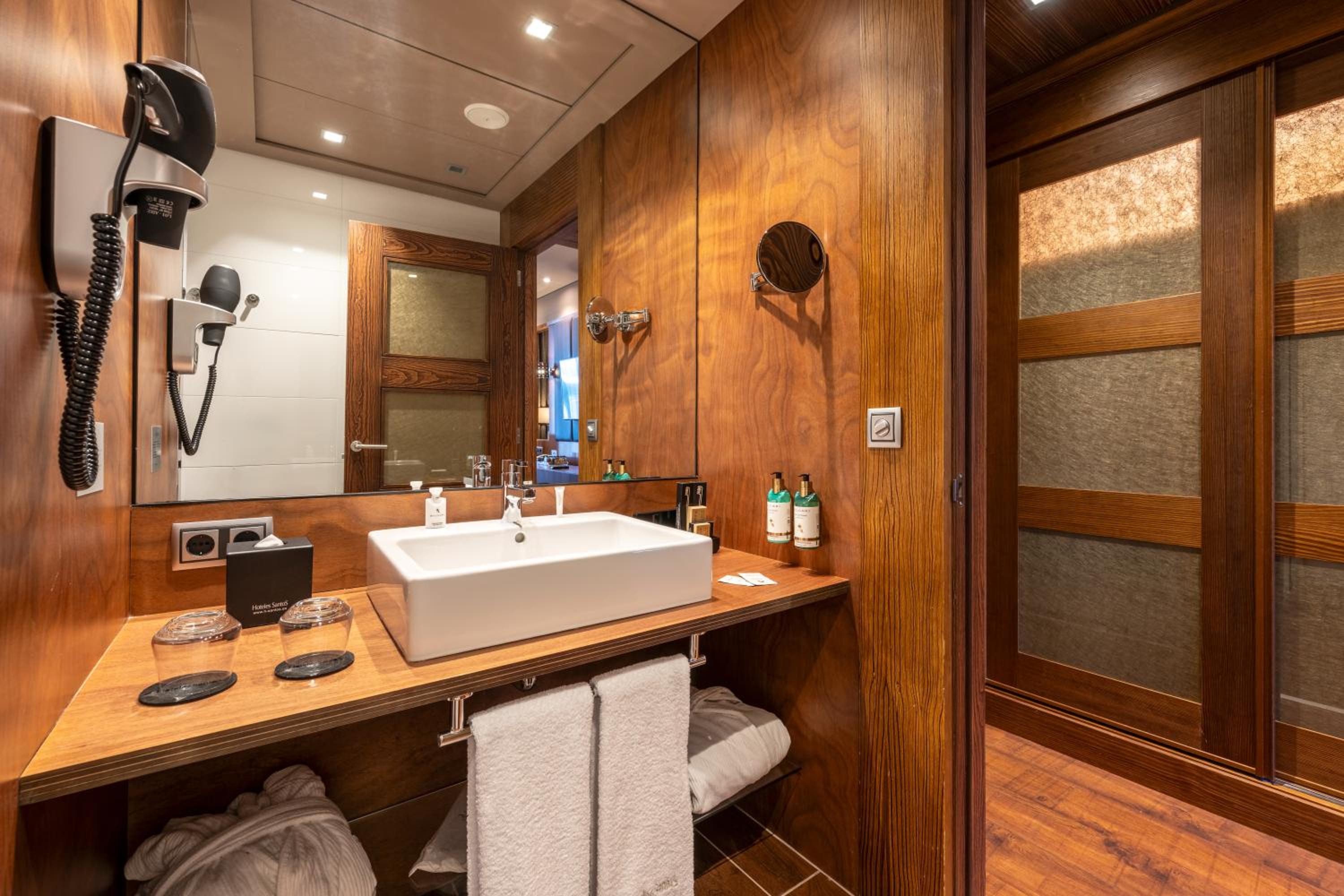 Neu Cabana Room