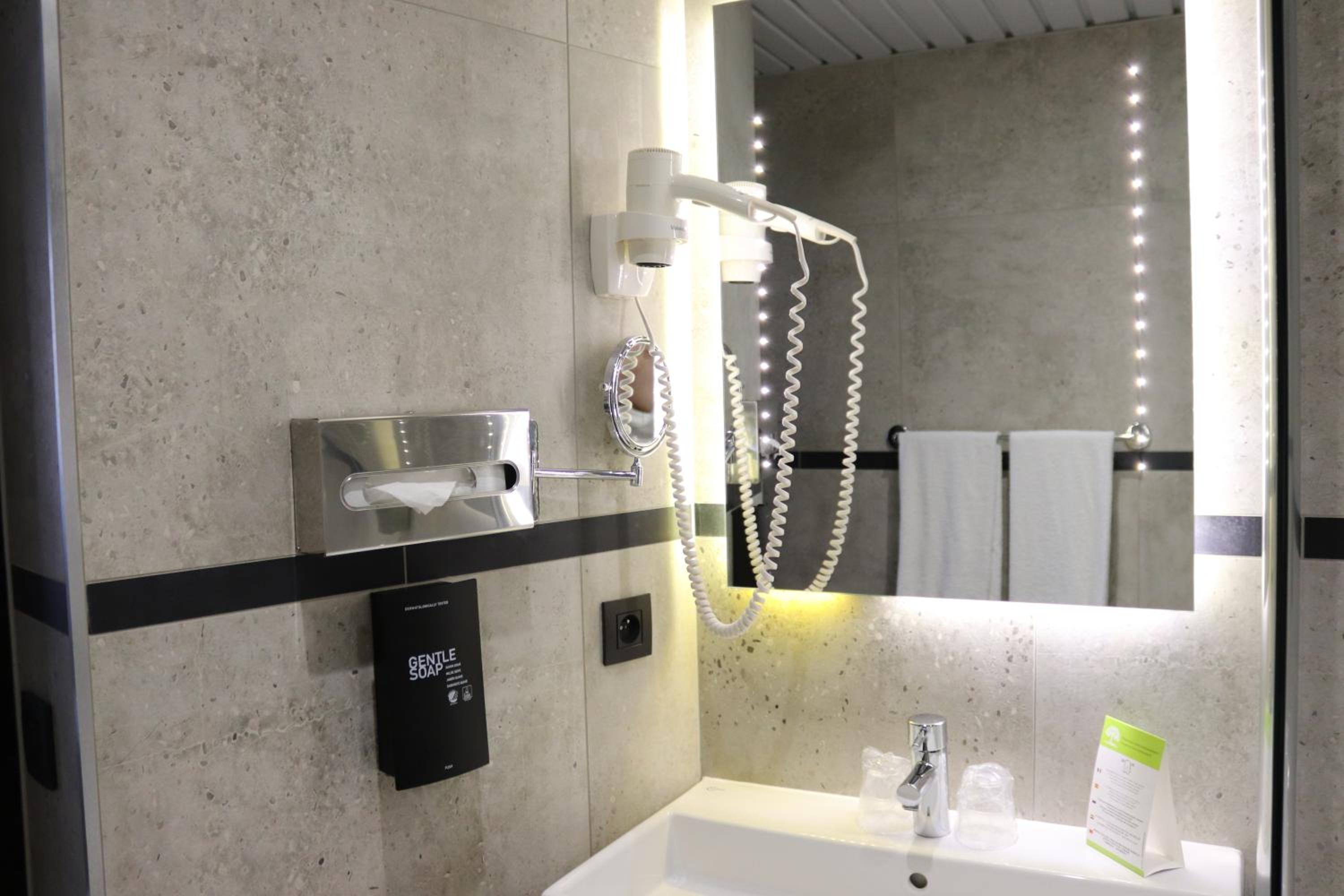 Executive Twin Room - Photo 7