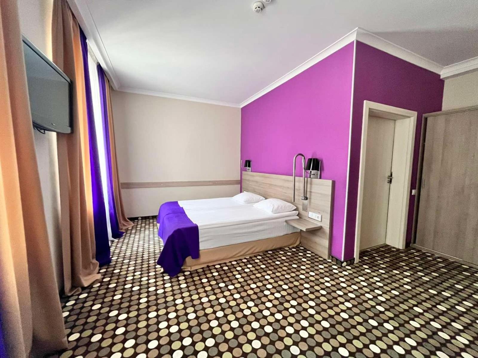 Queen Room - Disability Access photo 2