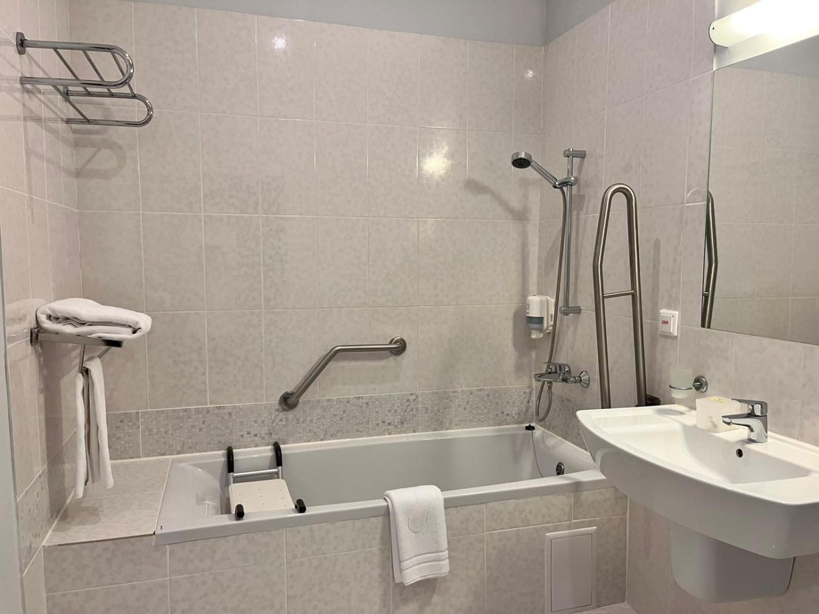 Queen Room - Disability Access photo 3