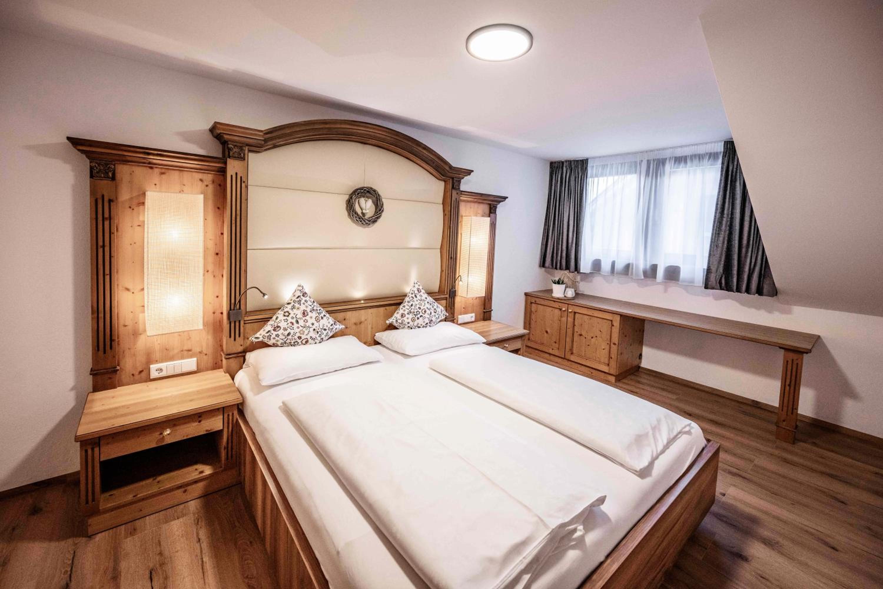 Two-Bedroom Apartment with Mountain View photo 3